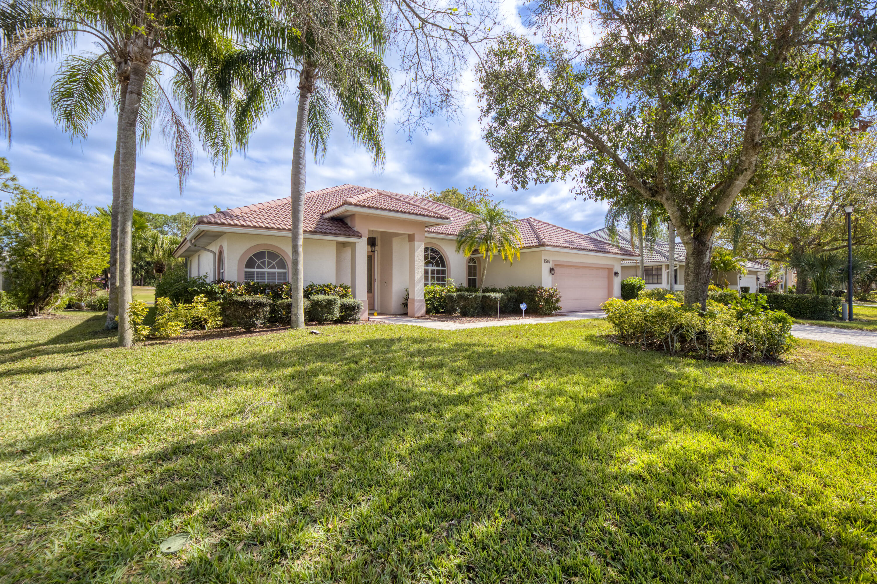 COUNTRY CLUB POINTE - Residential