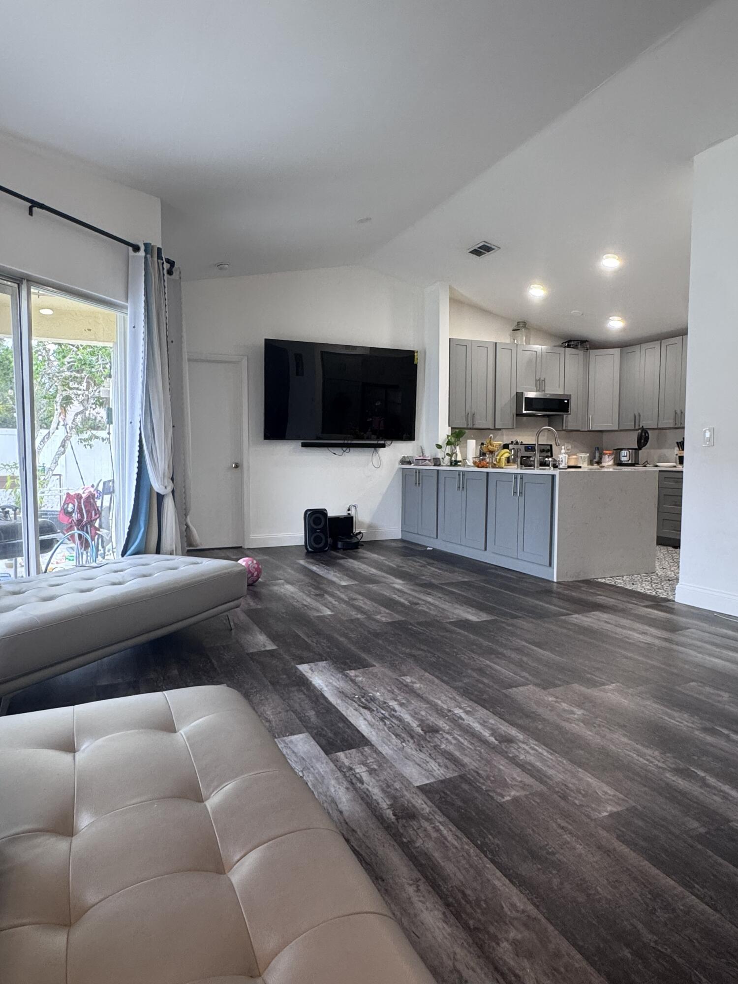 PEMBROKE LAKES SECTION EIGHT - Residential