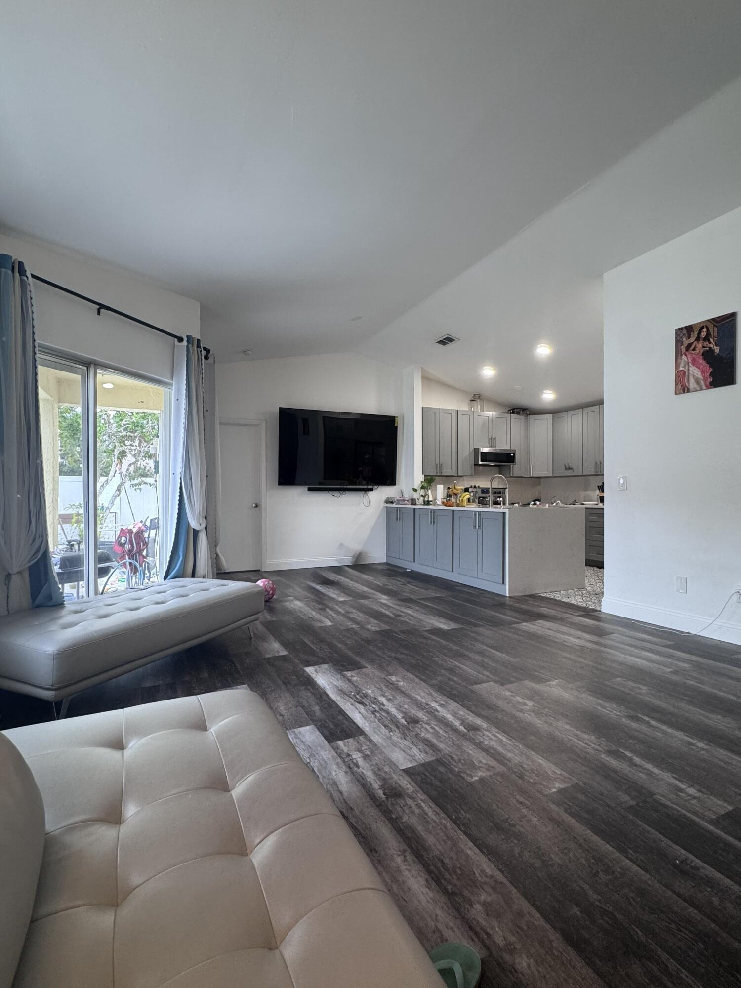 PEMBROKE LAKES SECTION EIGHT - Residential