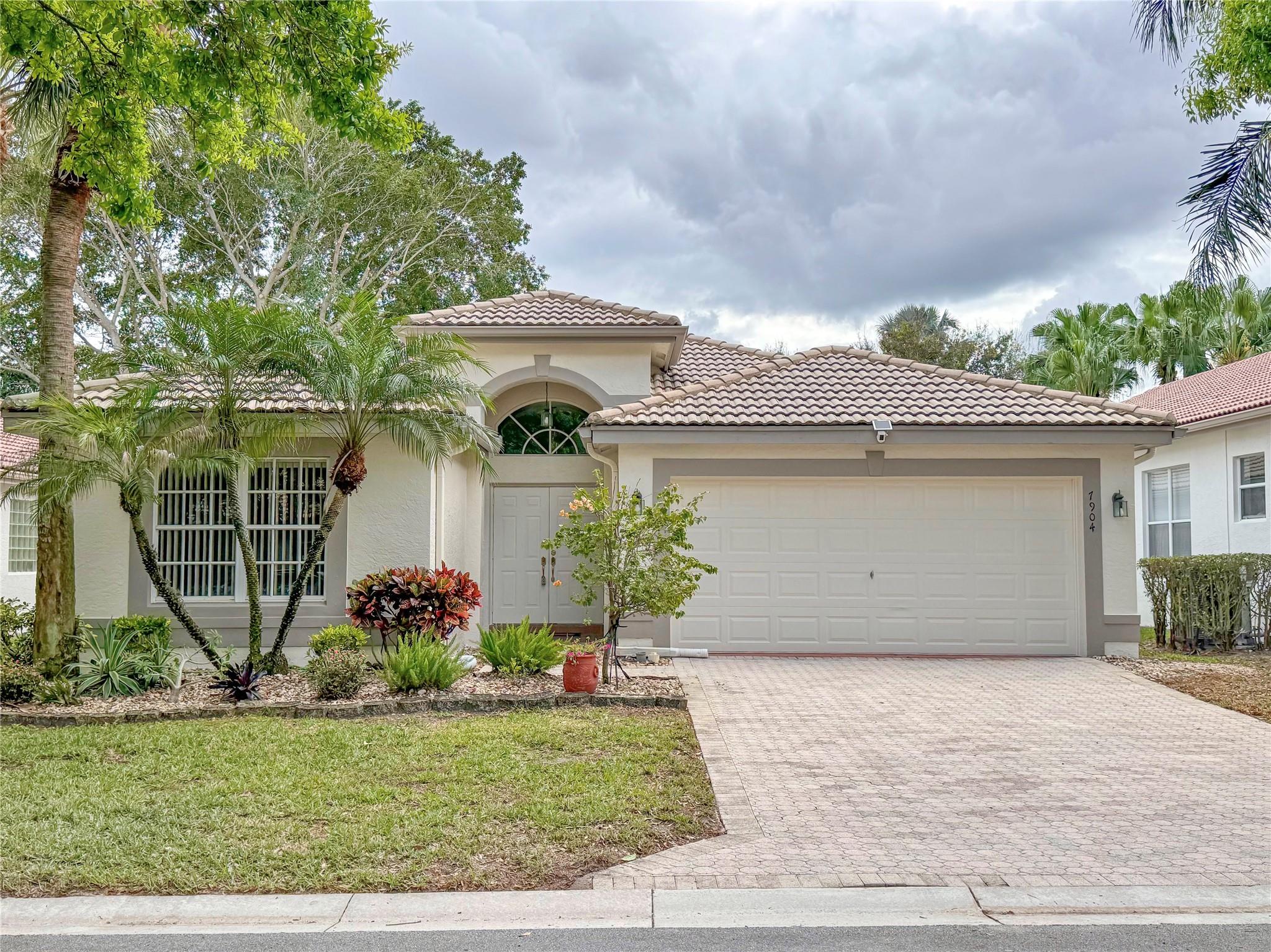 VALENCIA LAKES - Residential