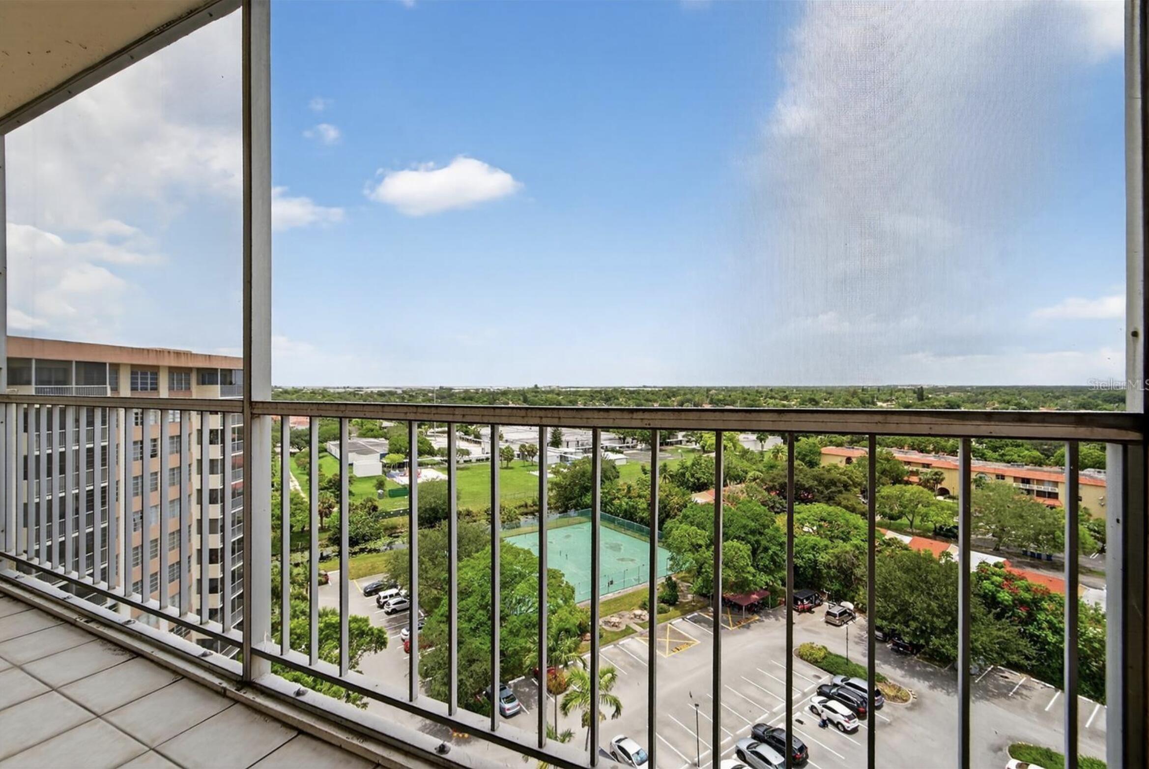 COUNTRY CLUB TOWER OF CORAL - Residential
