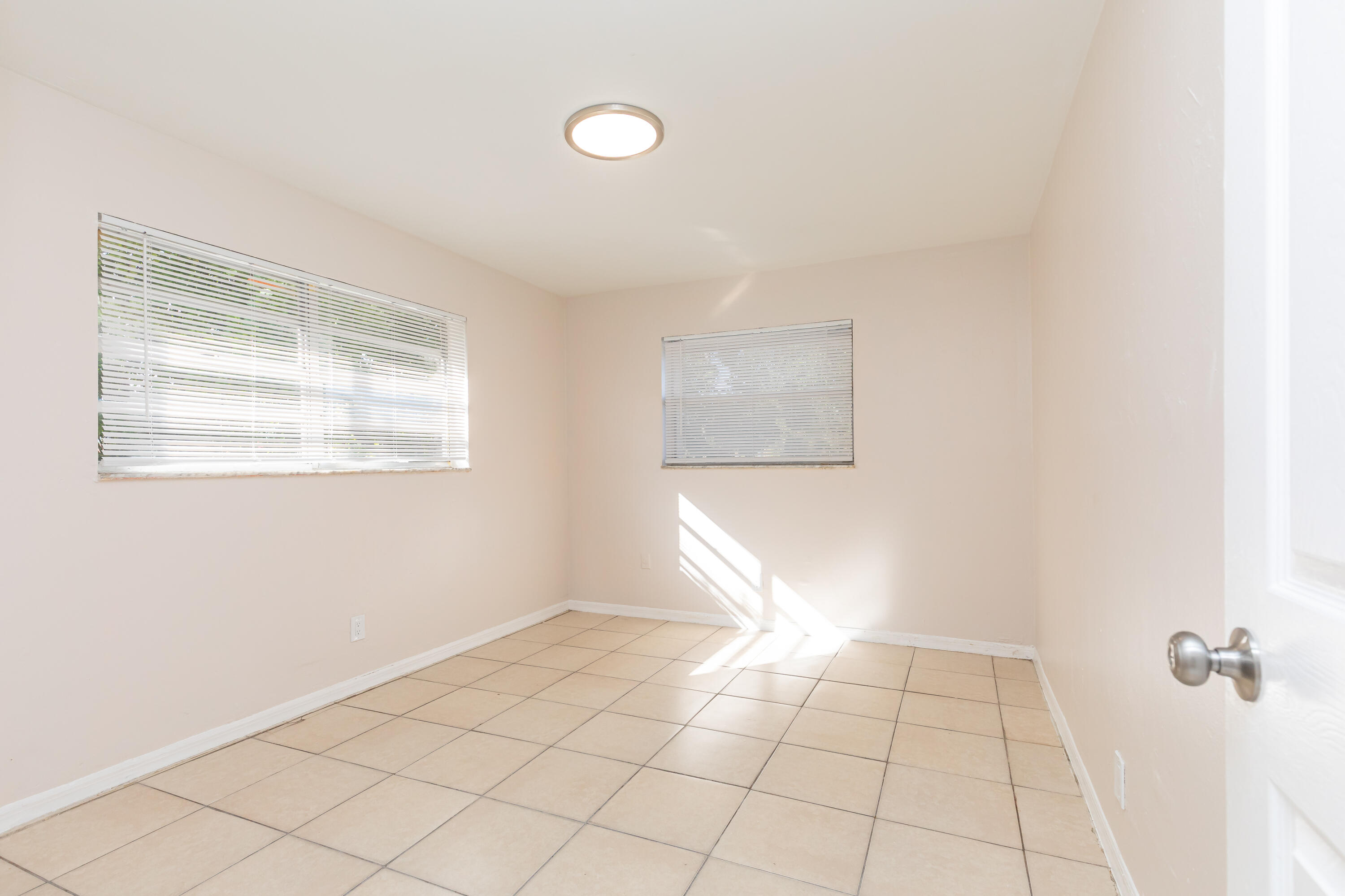 LAUDERDALE NORTH PARK SEC 3 - Residential Lease