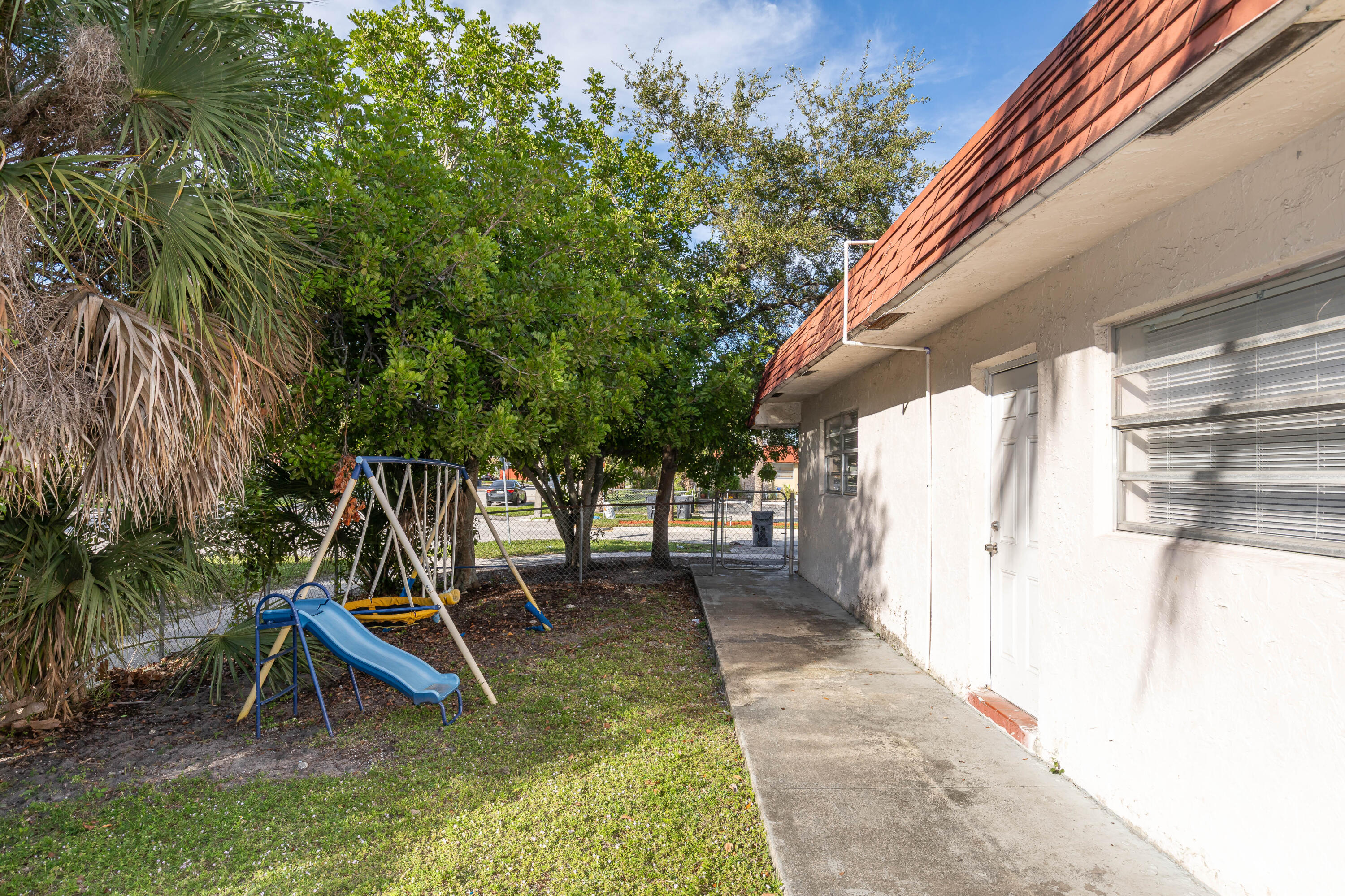 LAUDERDALE NORTH PARK SEC 3 - Residential Lease