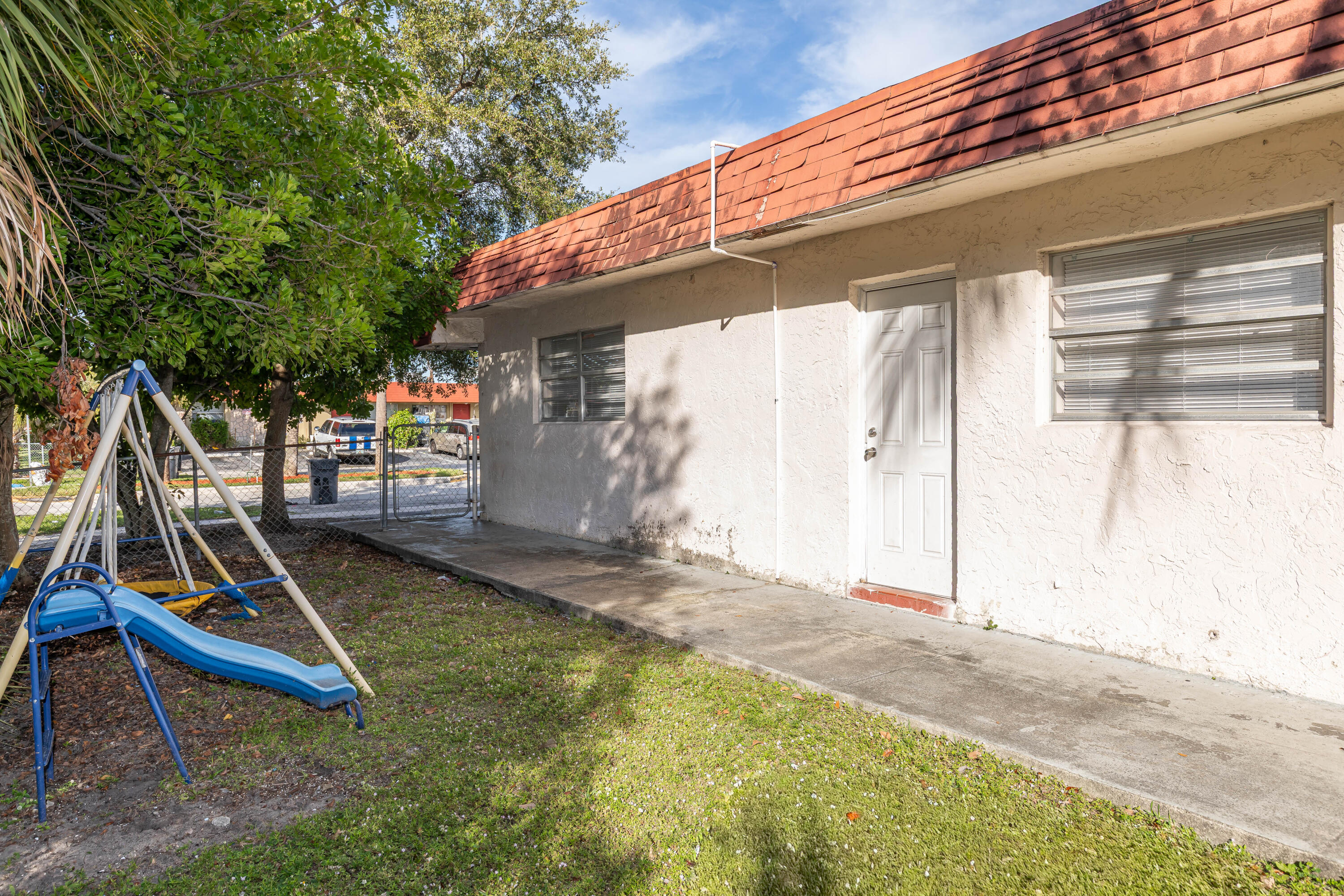 LAUDERDALE NORTH PARK SEC 3 - Residential Lease