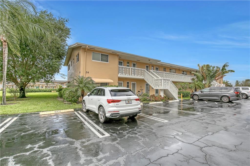 VILLAGE ROYALE CONDO 3 - Residential