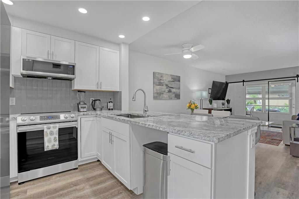 VILLAGE ROYALE CONDO 3 - Residential