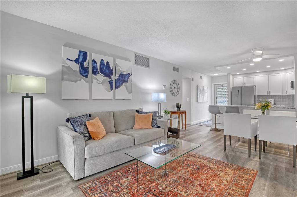 VILLAGE ROYALE CONDO 3 - Residential
