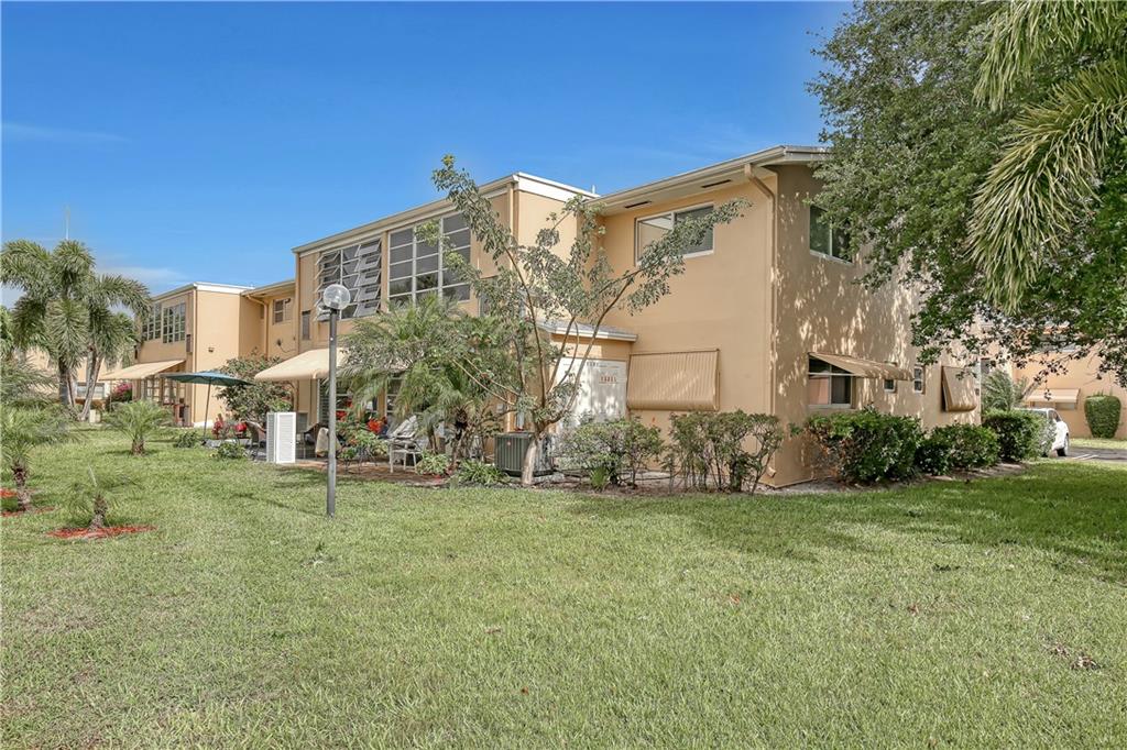VILLAGE ROYALE CONDO 3 - Residential