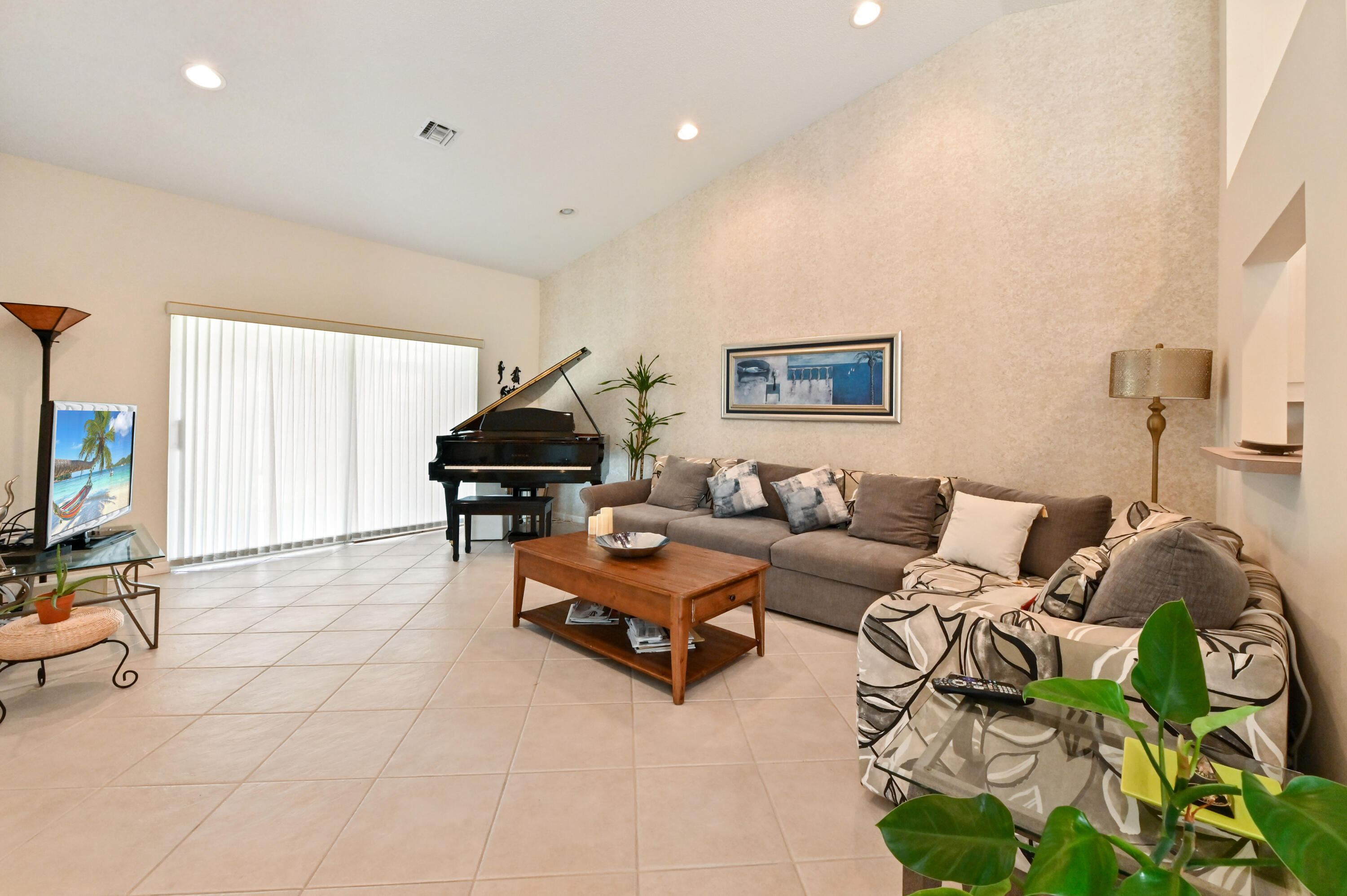 FLORAL LAKES 1 - Residential Lease