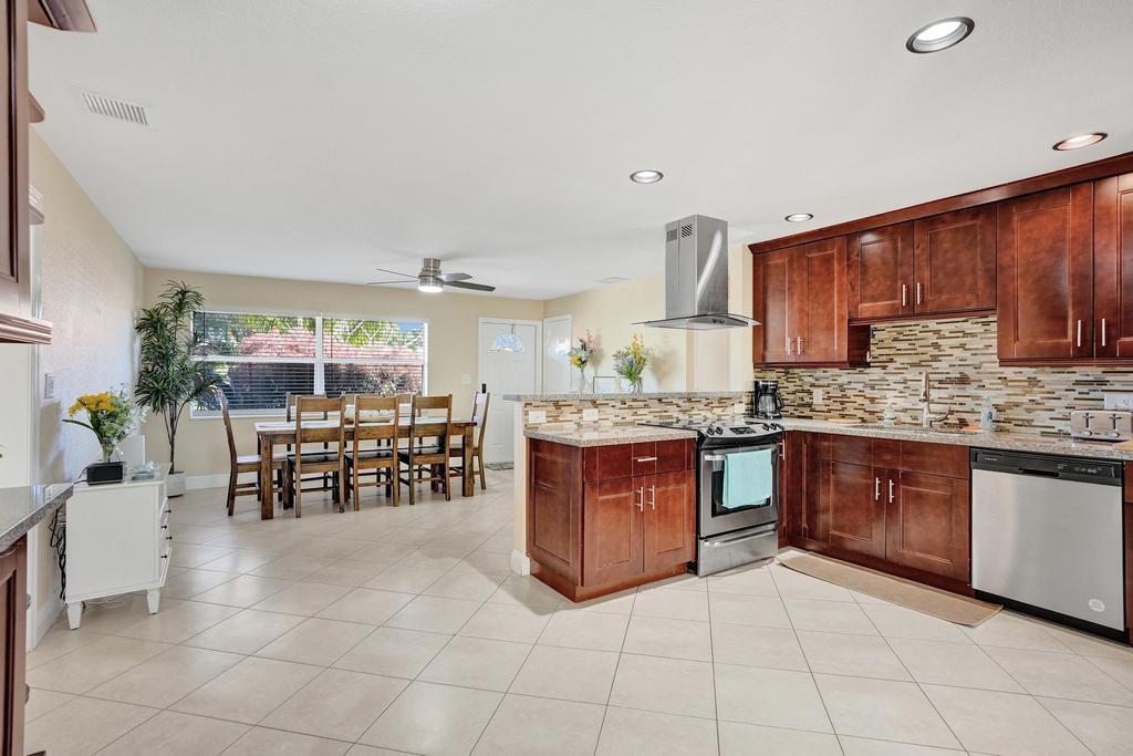 NORTH PALM BEACH VILLAGE OF 4 - Residential Lease