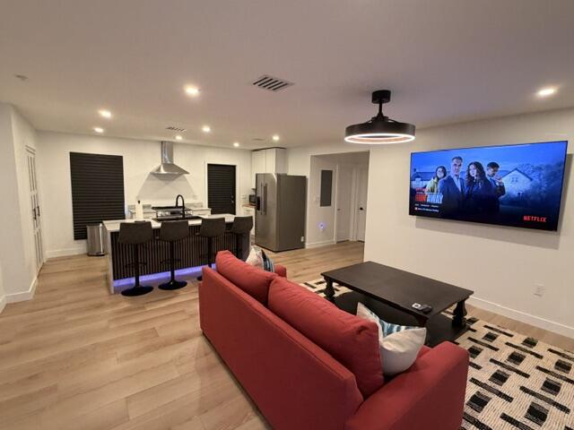 BISCAYNE GARDENS SEC F PT 3 - Residential Lease