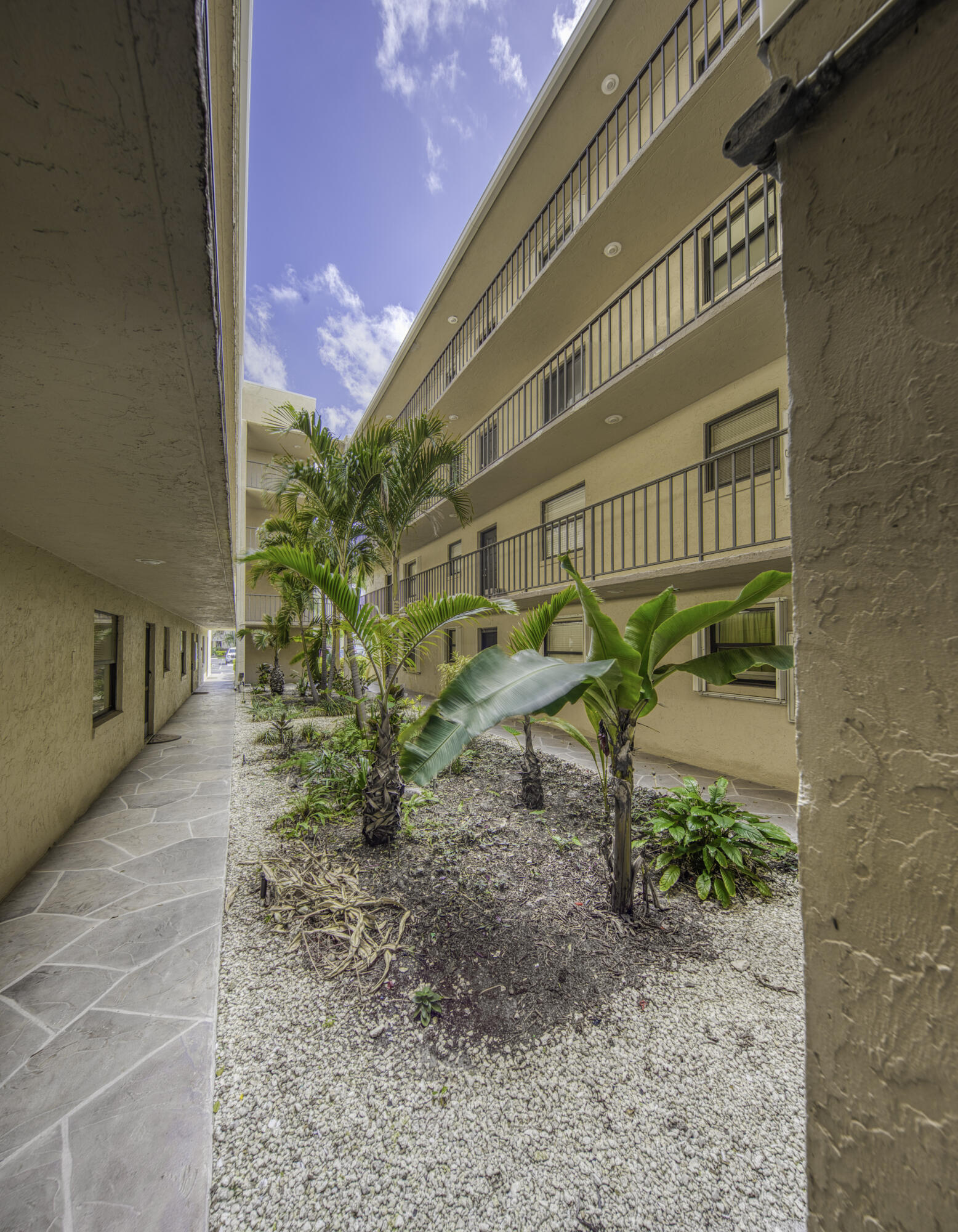 HIDDEN HARBOUR OF THE PALM BEACHES COND DECL FILED - Residential