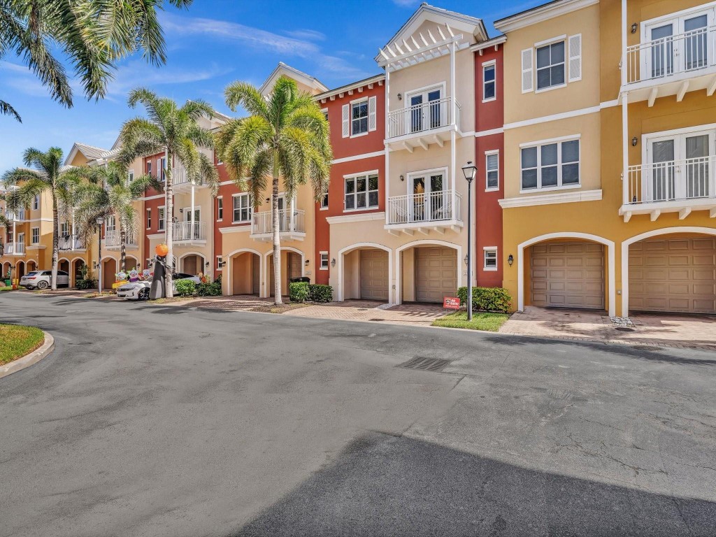 Vintage Lighthouse Point - Residential