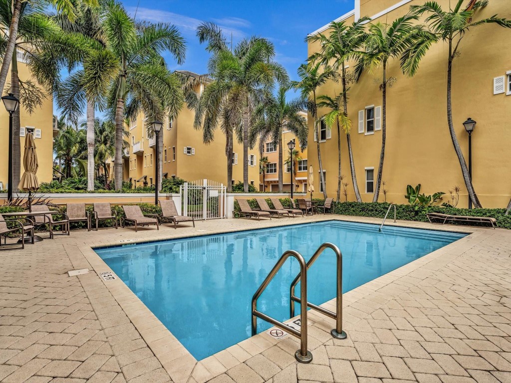 Vintage Lighthouse Point - Residential