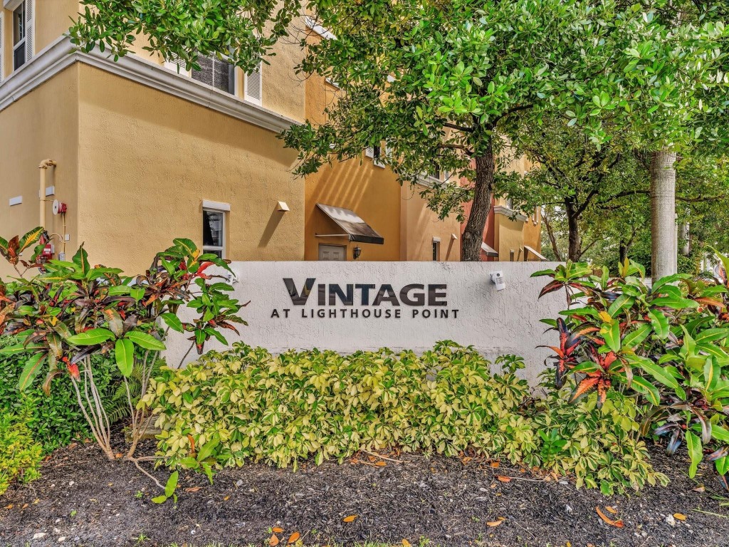 Vintage Lighthouse Point - Residential