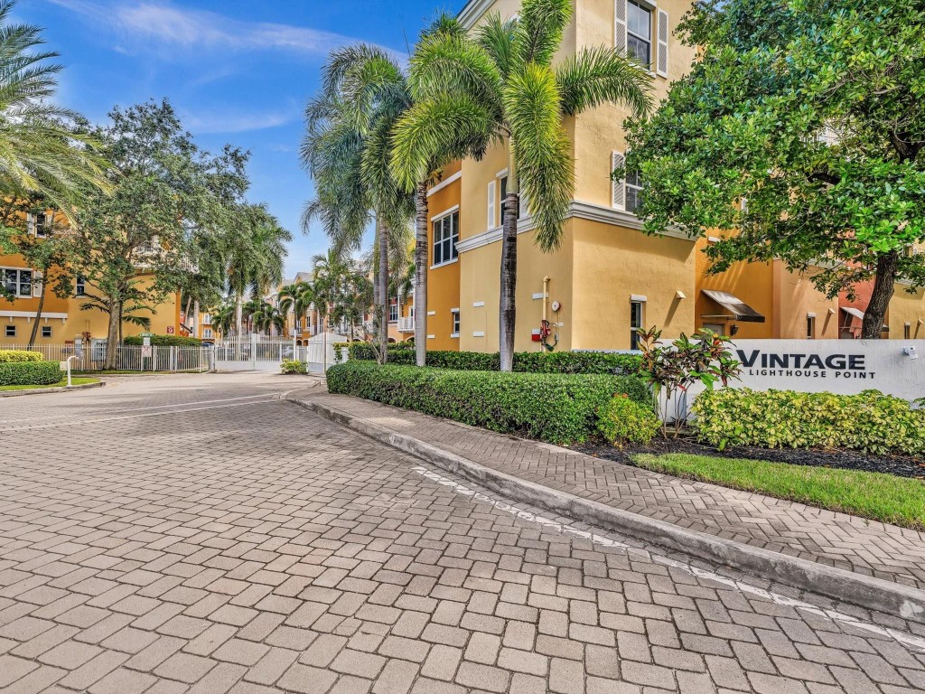 Vintage Lighthouse Point - Residential