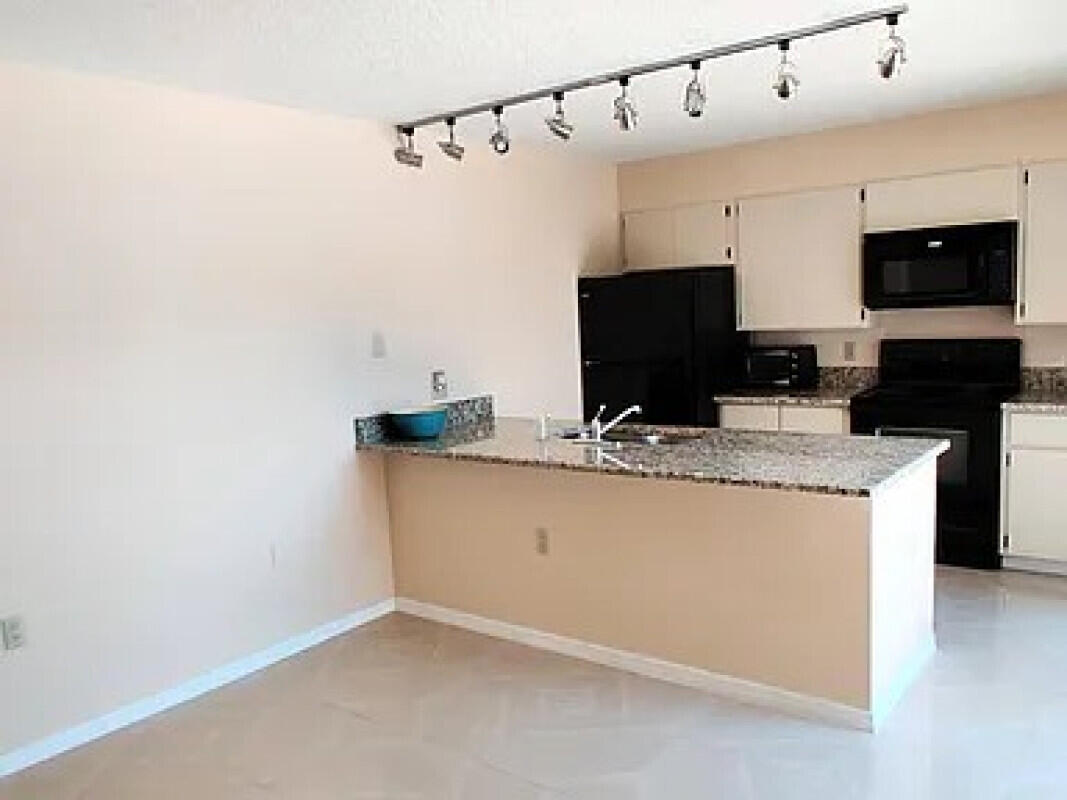 WATERSIDE LUXURY TOWNHOMES CONDO - Residential