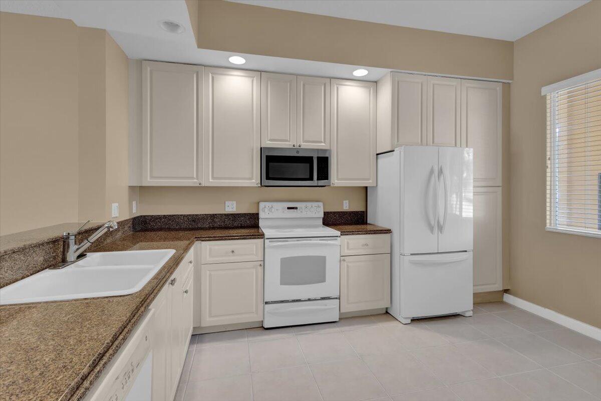 HARBOUR ISLE AT HUTCHINSON ISLAND EAST - Residential Lease