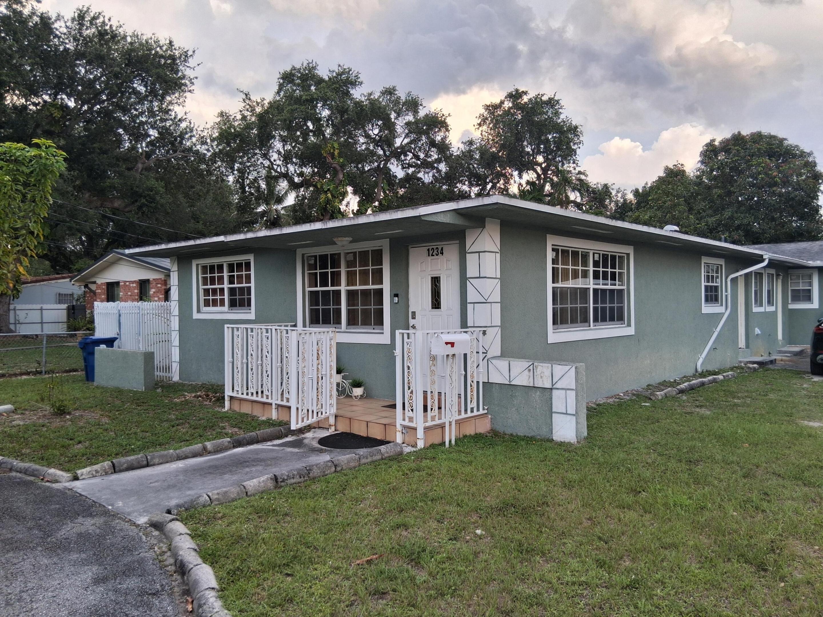 ARCH CREEKS ESTATES - Residential Lease