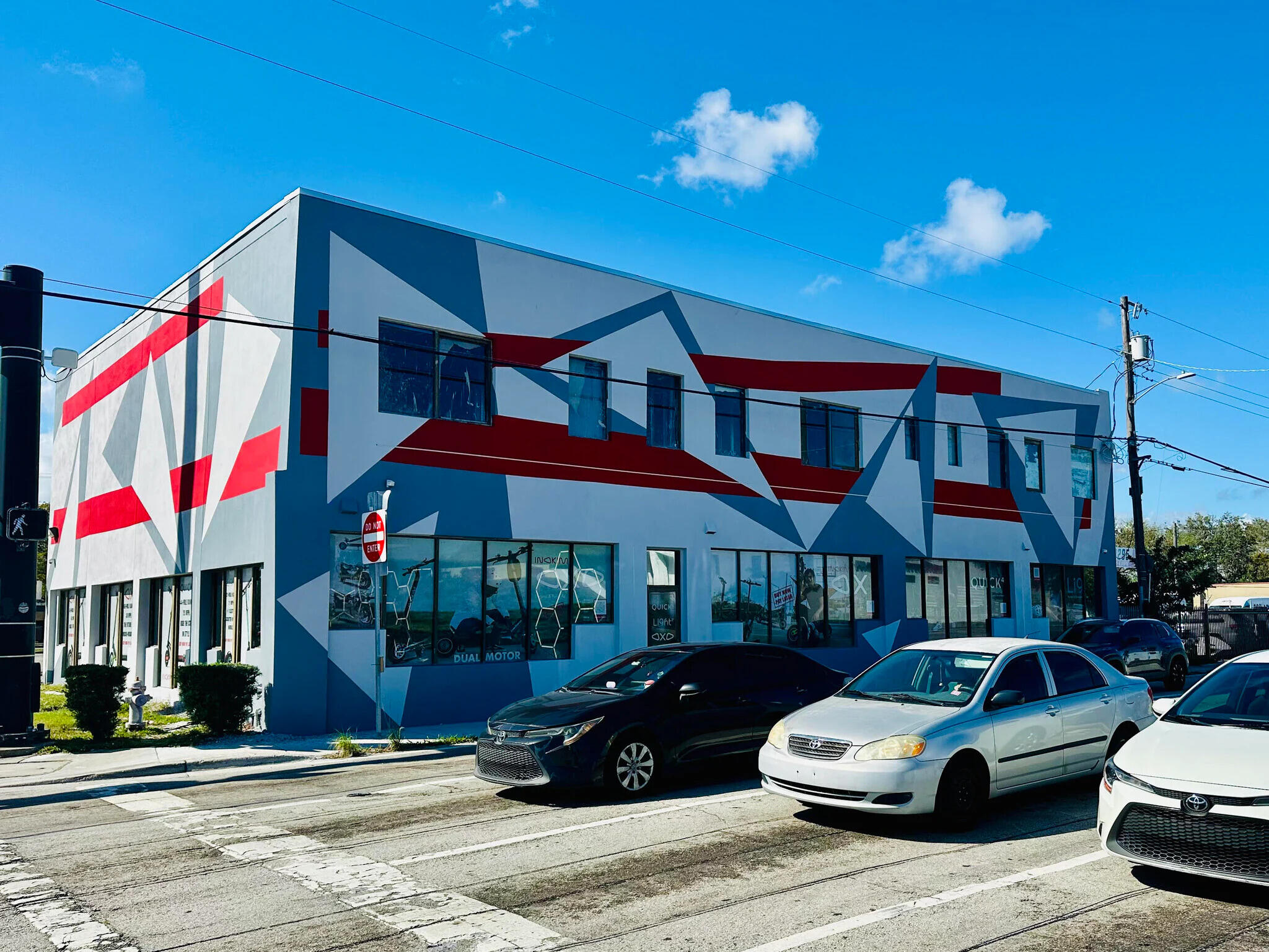 A prime corner Commercial 1ST FLOOR 300SF ( option to divide 1,000 - 2,000 SF per tenant ) front space on the main commercial of Hallandale Beach Blvd. Located east of I-95 and just a few blocks away from A1A . Midway between Miami and Fort Lauderdale, the property provides easy access to all major roads and highways including I-95, US-1, Dixie Hwy and A1A. The property is surrounded by existing businesses, upcoming projects and rapidly growing foot traffic. Ideal for retail, gym, creative office, showroom and more.  Corner Lot  45$ per sqf plus 8$ cam