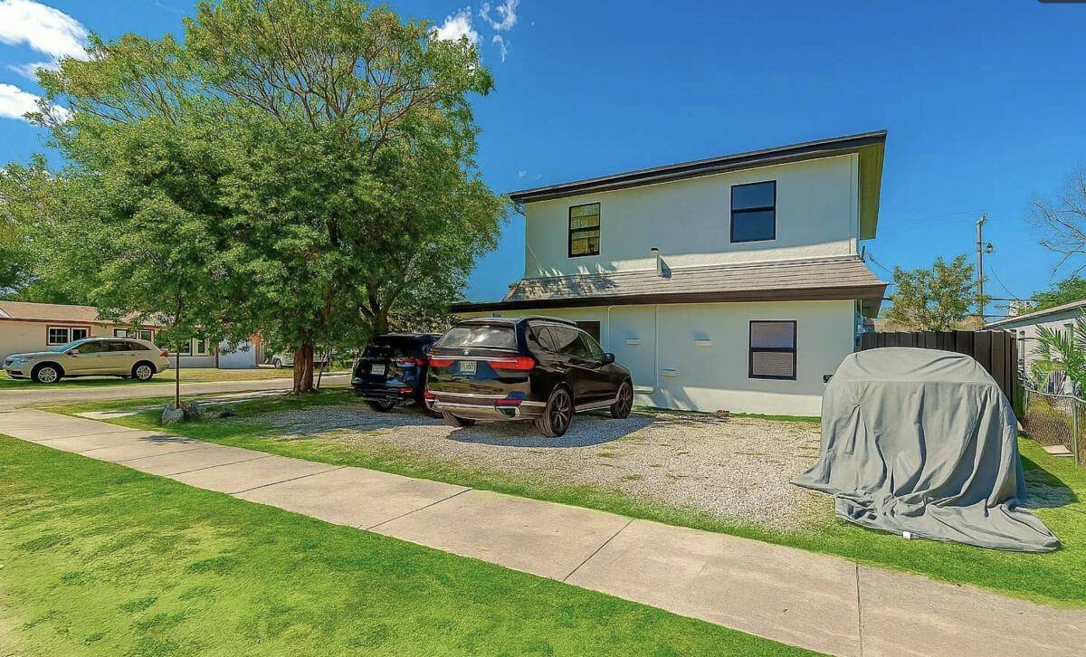 HOLLYWOOD PARK - Residential Lease