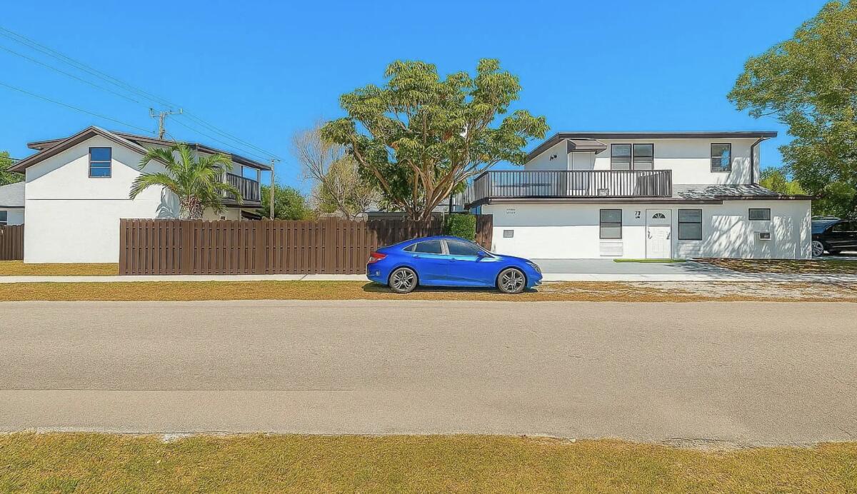 HOLLYWOOD PARK - Residential Lease
