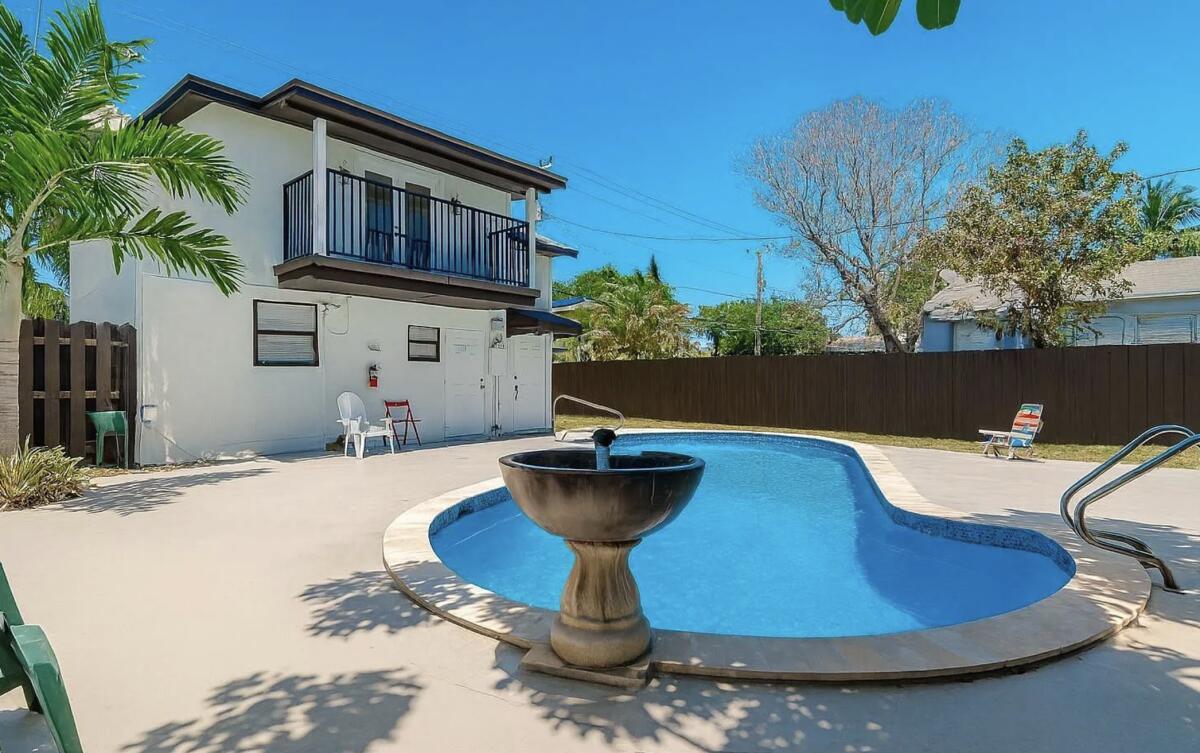 Cozy 1BR Apt, Pool, Near Beach Airport & Highways 1 Bed 1 Bath Apartment. ALL utilities included (electricity and water). Spacious 1 bedroom Full kitchen with appliances Air conditioning Parking available Comfortable living area Access to a beautiful swimming pool Convenient location close to shopping, restaurants, beaches, and major highways Additional deposit if you have a pet.