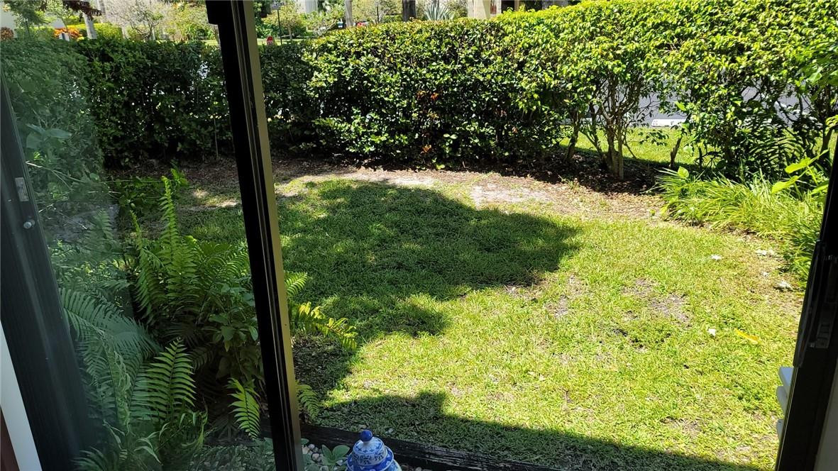 Cozy 2/2, corner , de front of pool and club house, first floor, for showing, call listing agent