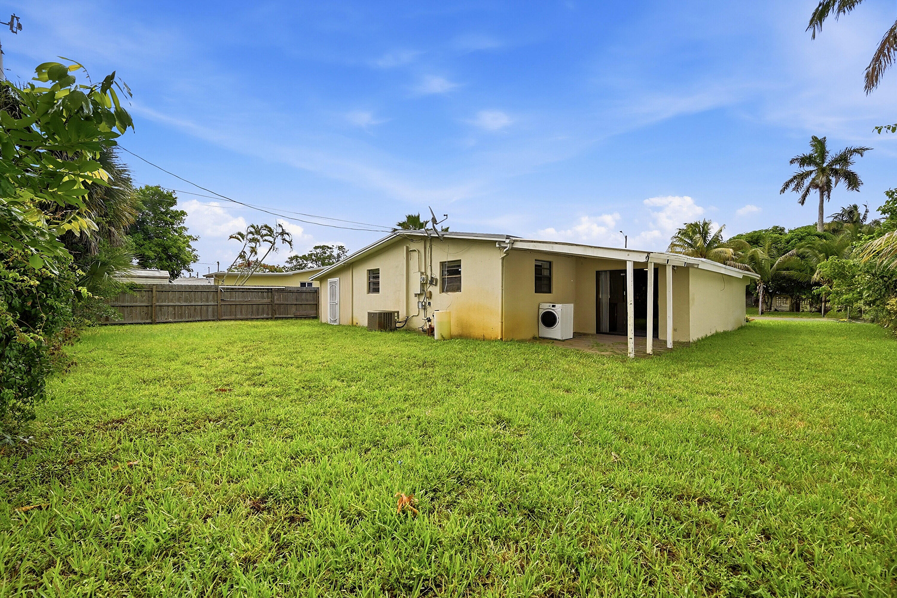 LAUDERDALE LAKES WEST GATE SEC 1 - Residential
