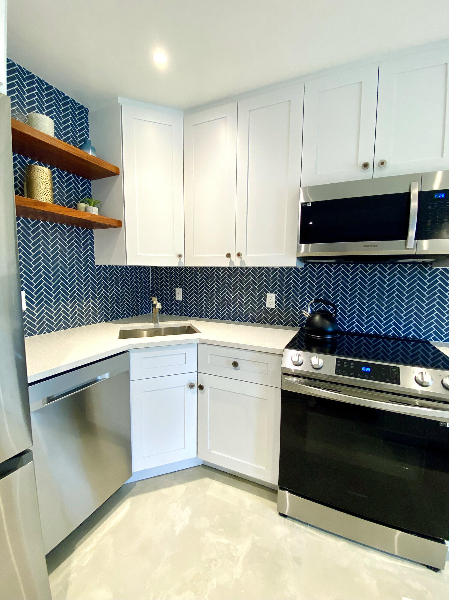 RIVER KEY CONDO - Residential