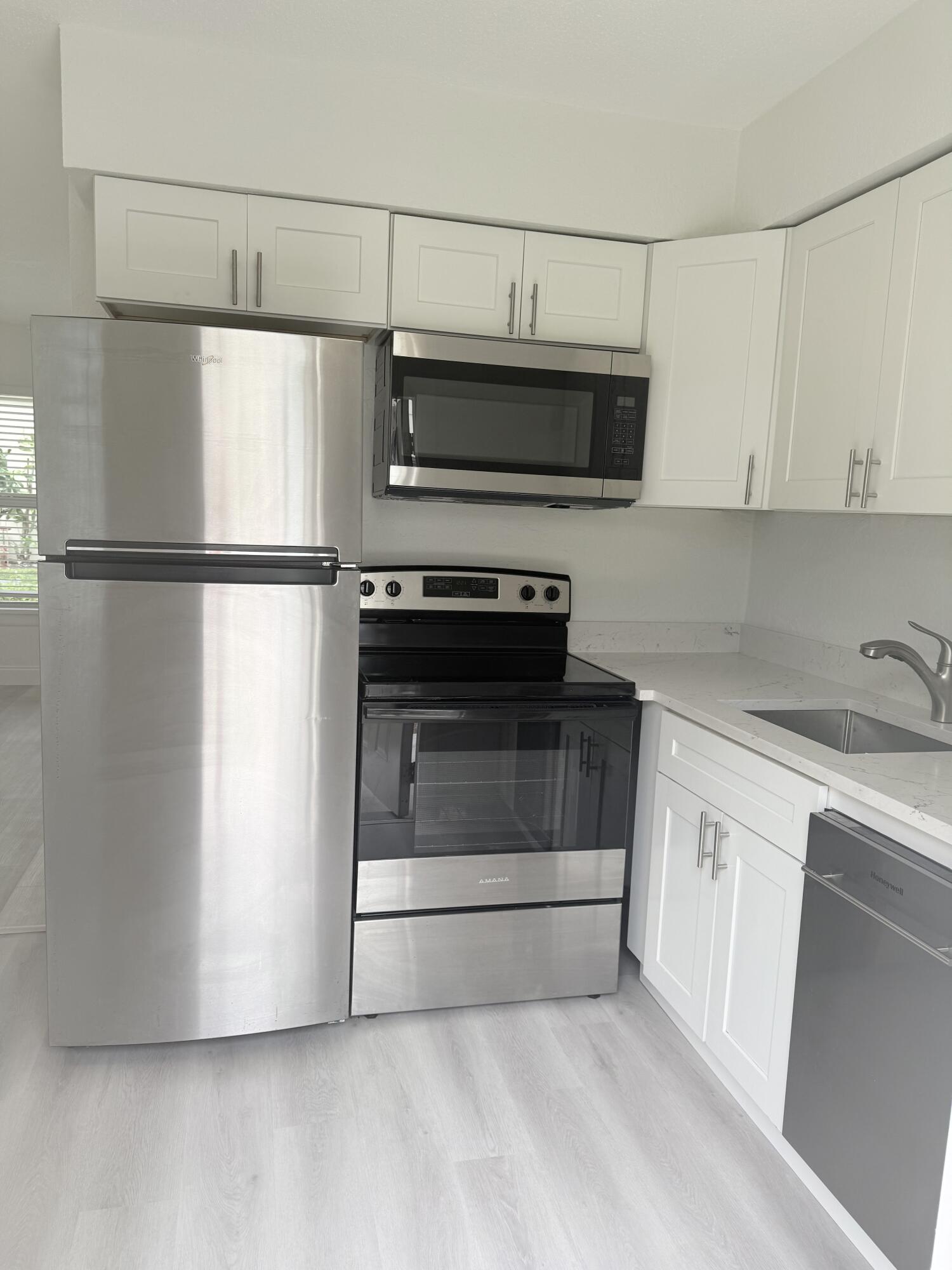 Beautiful, remodeled 1 Bed/1 bath apartment 2 blocks from the beach. New luxury vinyl flooring, paint and 2 AC units. Walk or bike to Deerfield or Boca beaches.