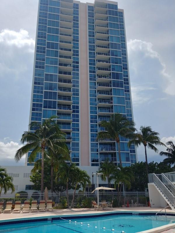 Sobe Master BR&bath in HUGE apt, doorman, pool, fully remodeled on beach, luxury!  Spectacular location, right on beach & boardwalk that extends miles in both directions, walking distance to everything, nightlife, food.  new impact windows, can't hear any noise outside. 24-hour doorman new quartz counters, appliances open kitchen large pool space & sauna & gym  hablo espanol tambien