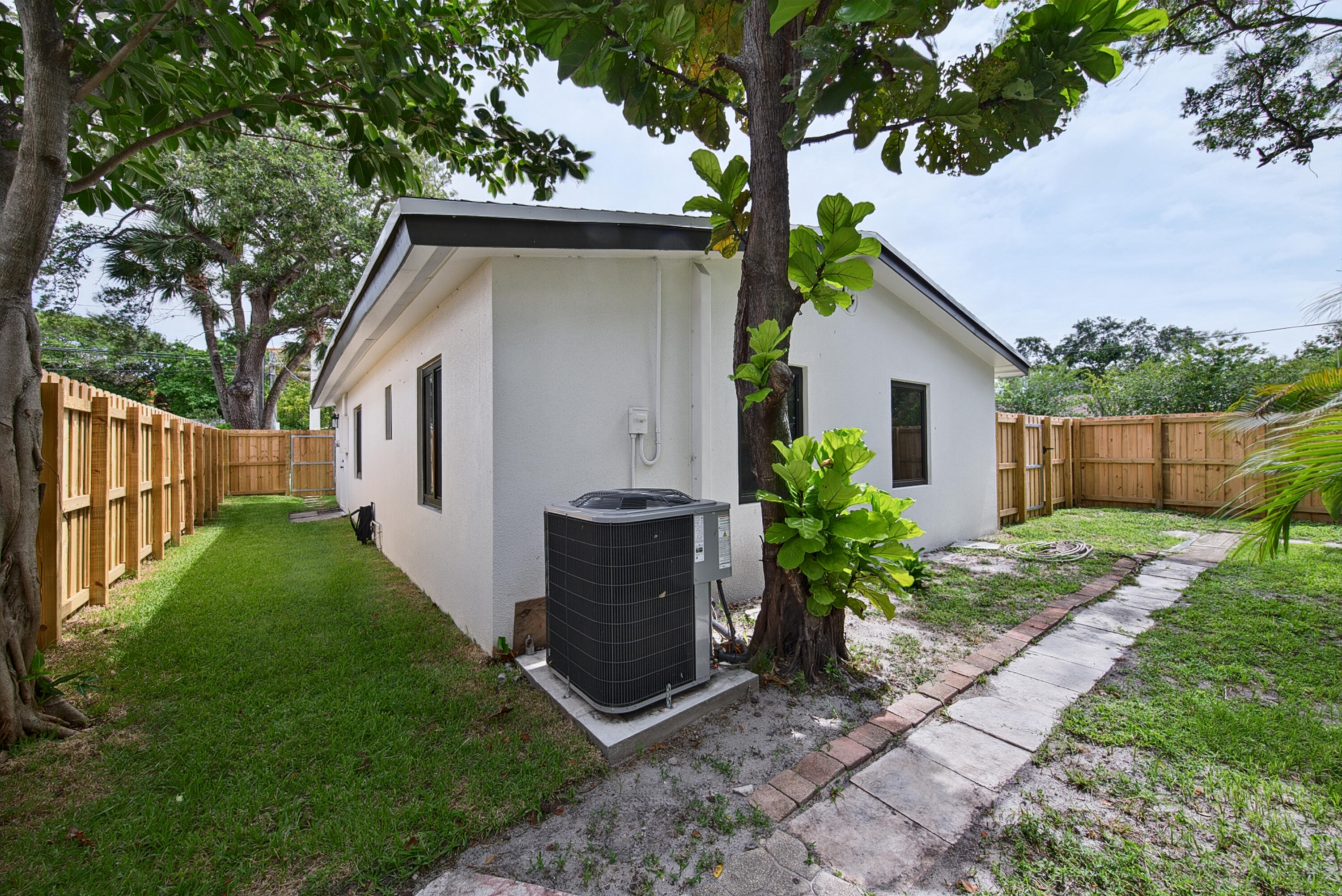 RIVERSIDE PARK - Residential