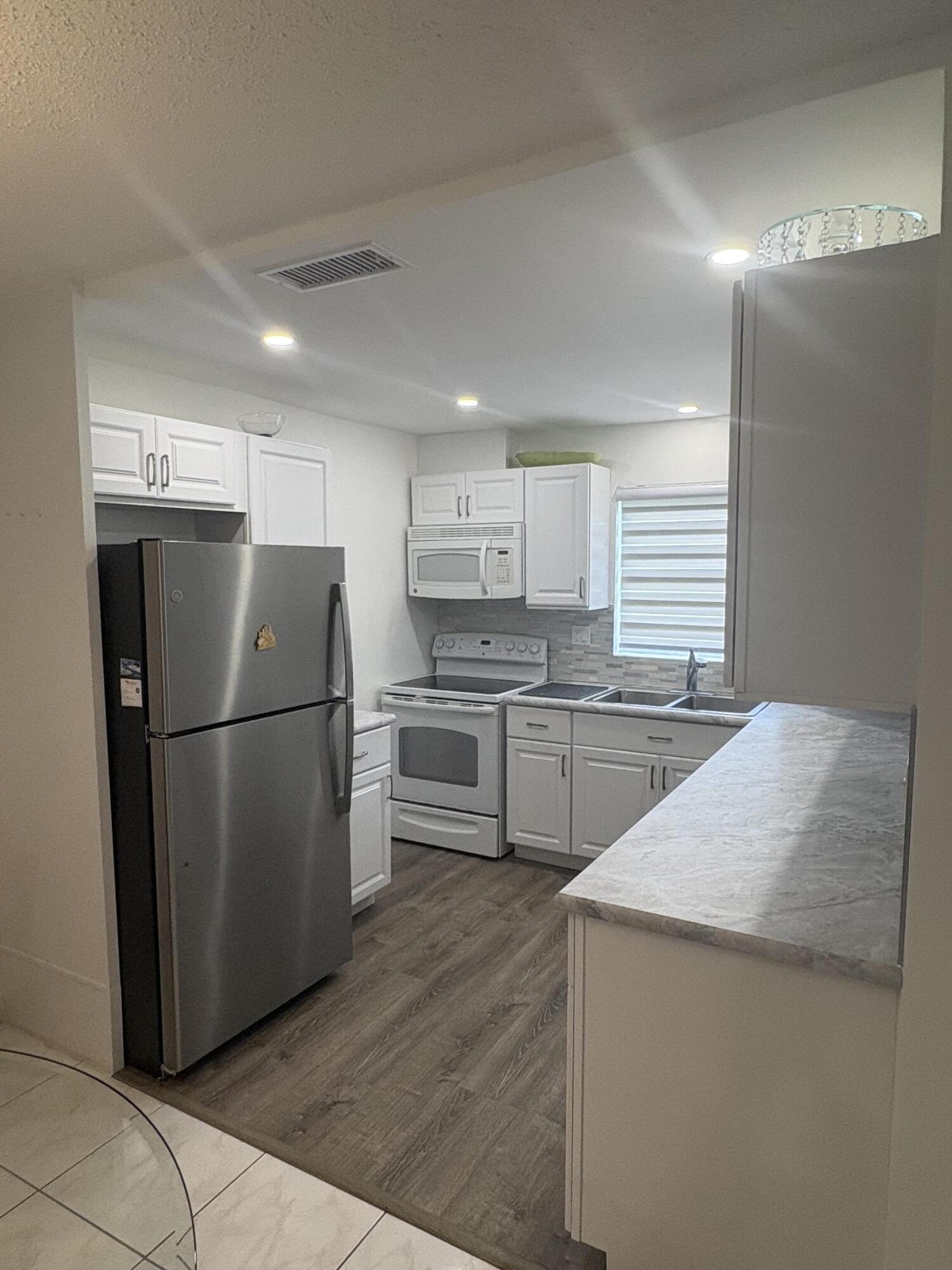 CRESTHAVEN VILLAS CONDO 31 - Residential Lease