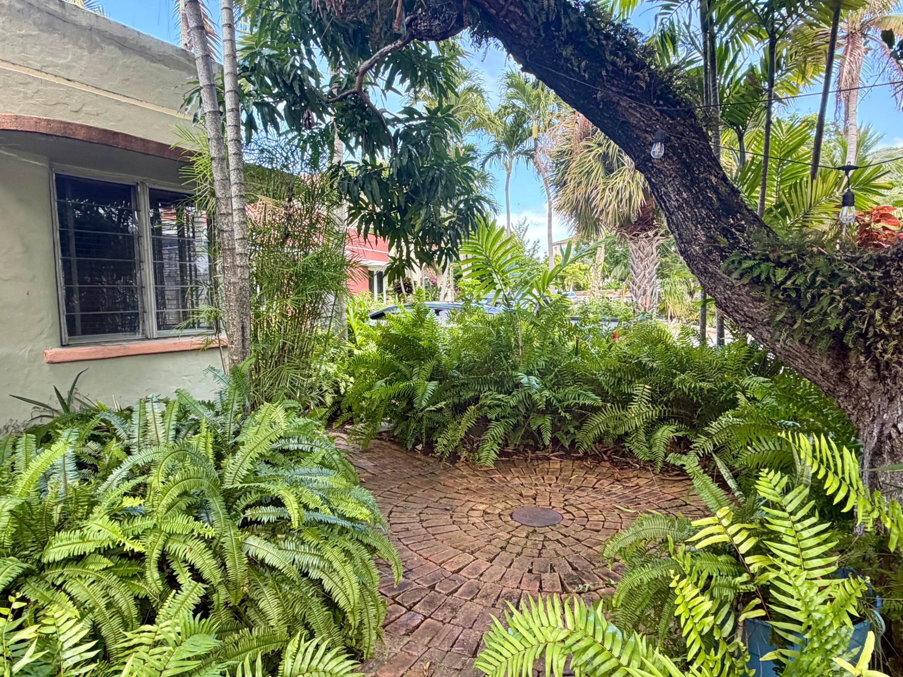 BEVERLY HEIGHTS - Residential Lease