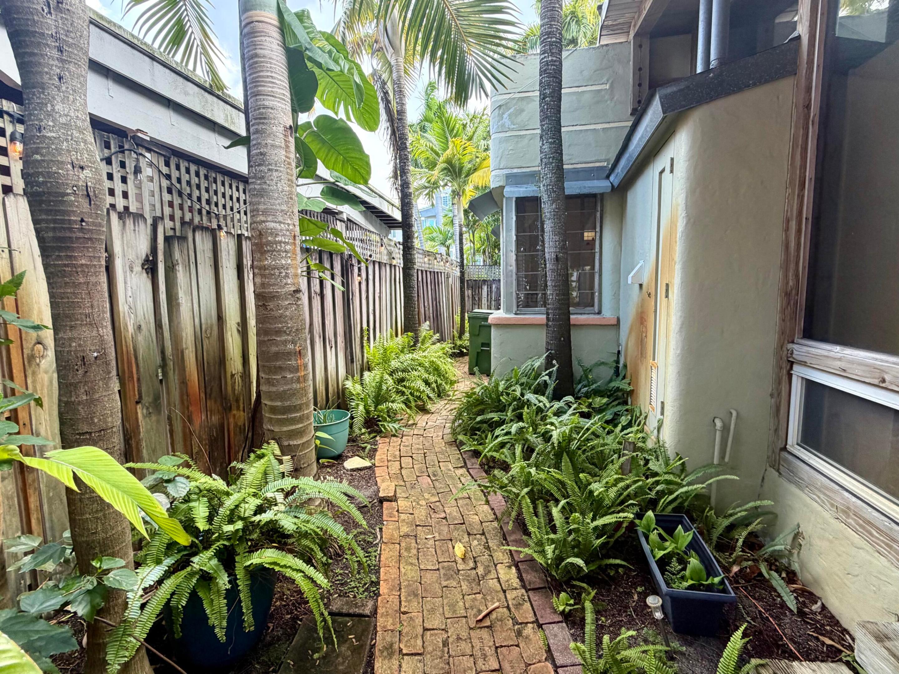 BEVERLY HEIGHTS - Residential Lease