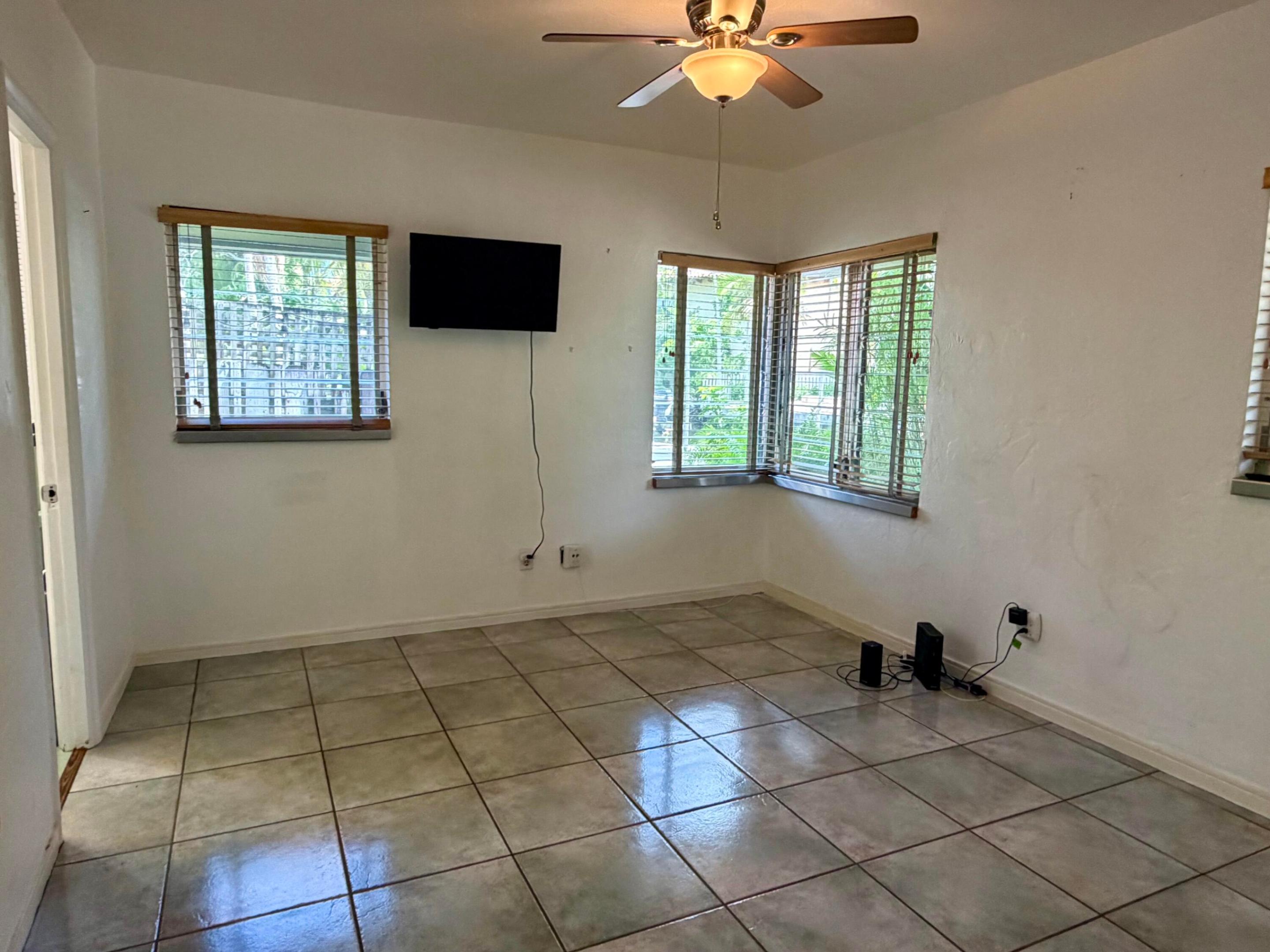 BEVERLY HEIGHTS - Residential Lease