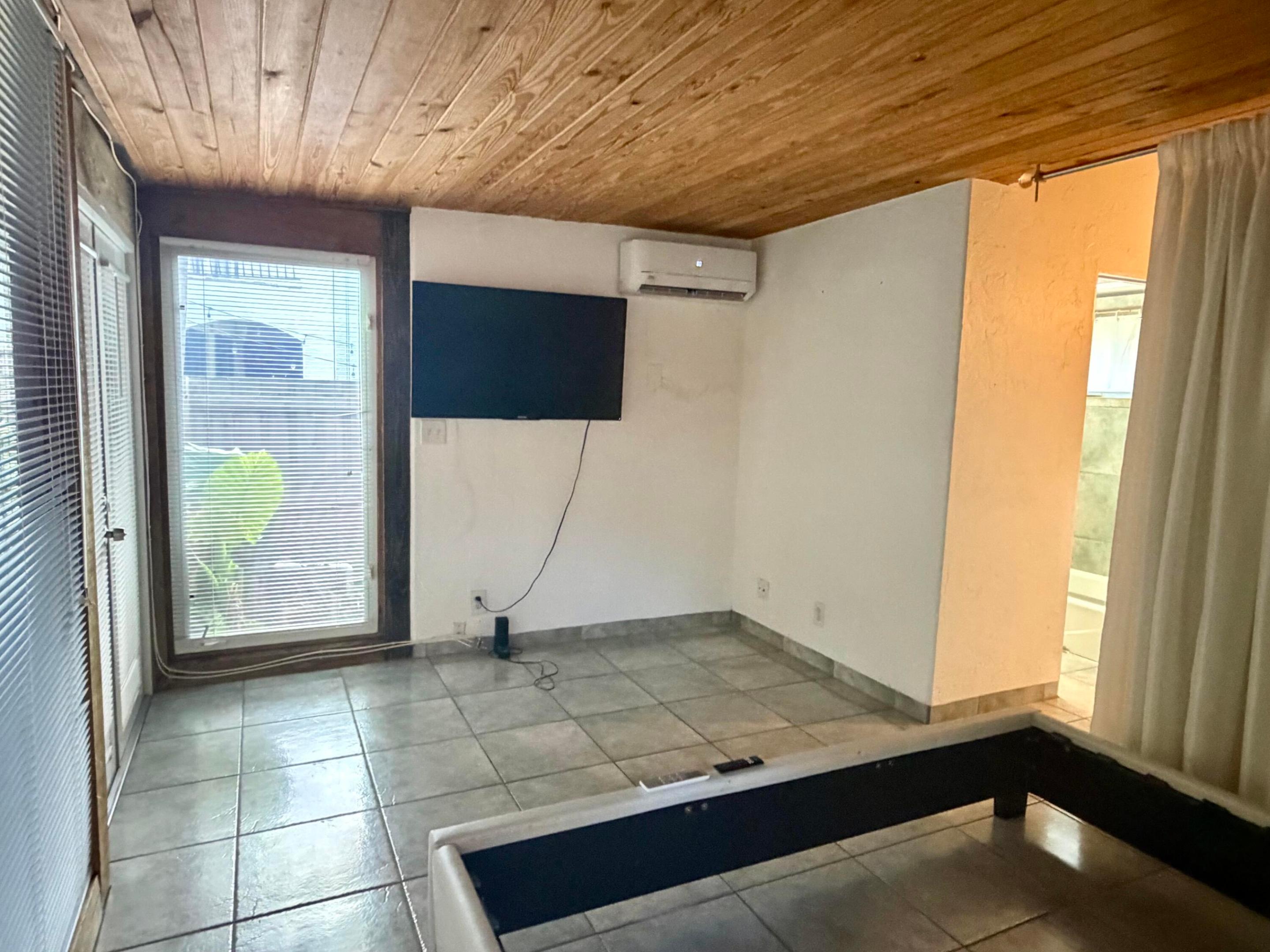 BEVERLY HEIGHTS - Residential Lease