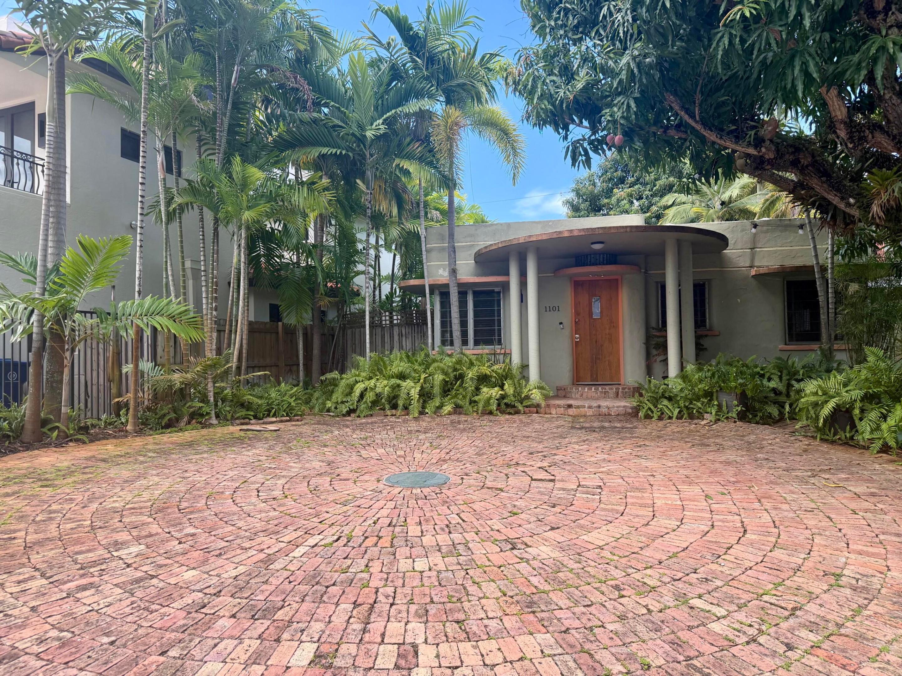 BEVERLY HEIGHTS - Residential Lease