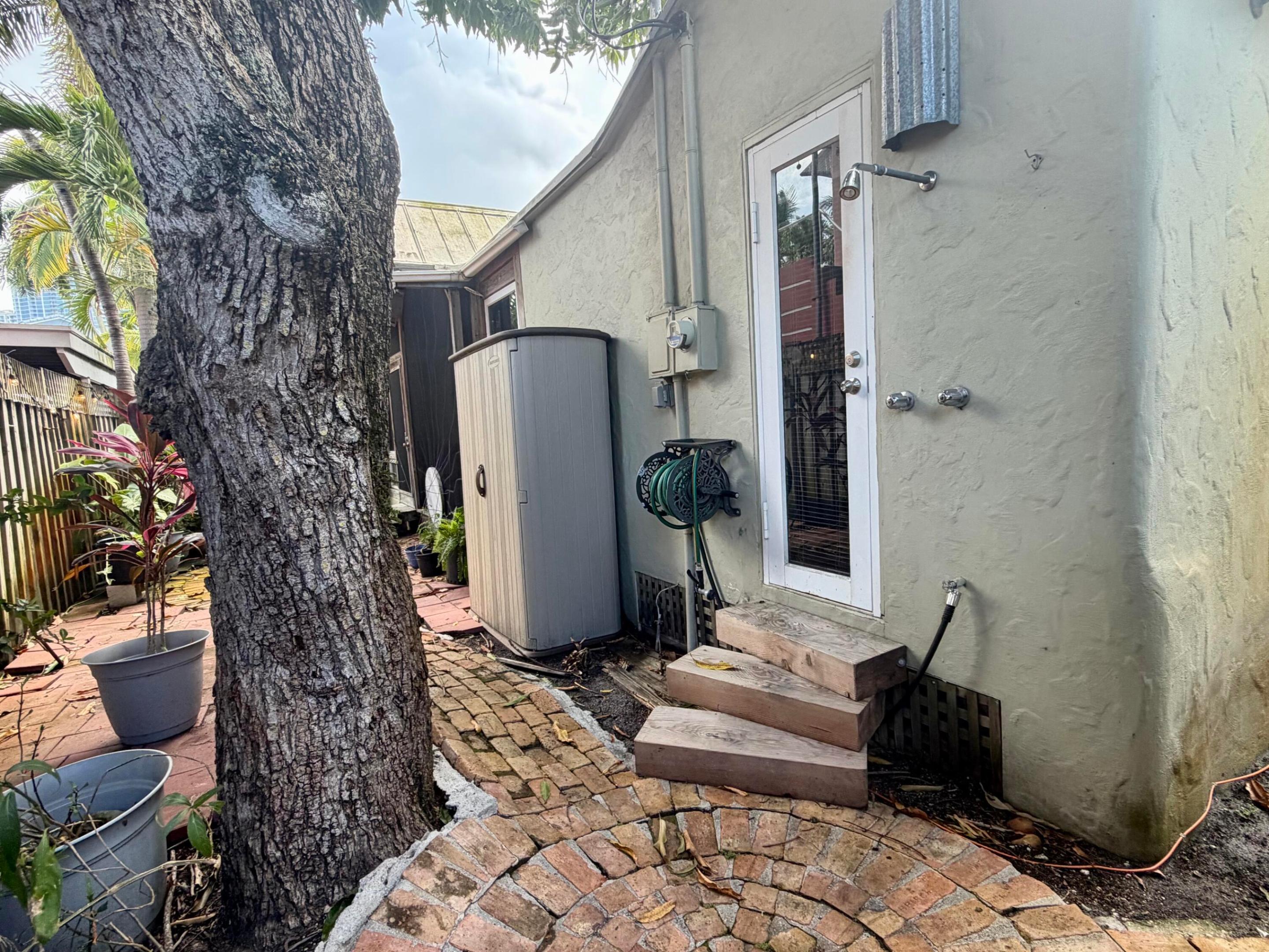 BEVERLY HEIGHTS - Residential Lease