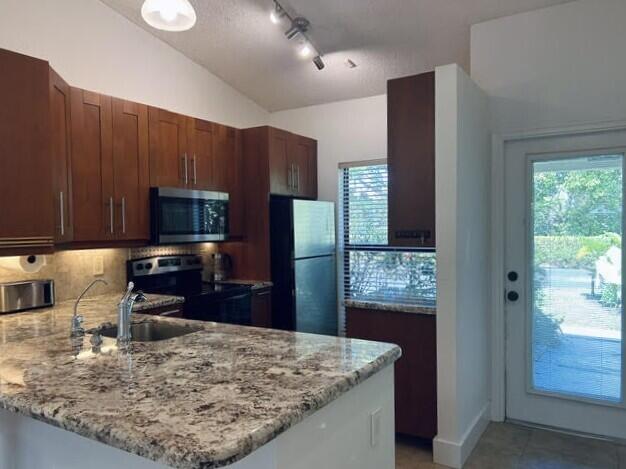 PINES OF OAKLAND FOREST WEST - Residential Lease