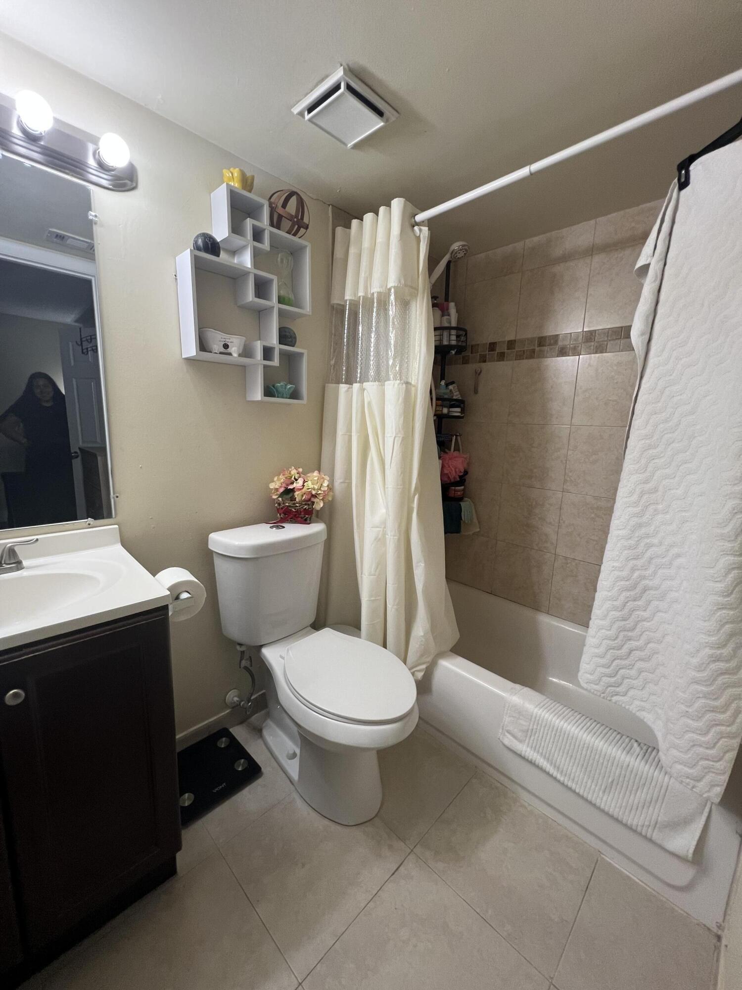 PALMS OF PEMBROKE CONDO - Residential Lease