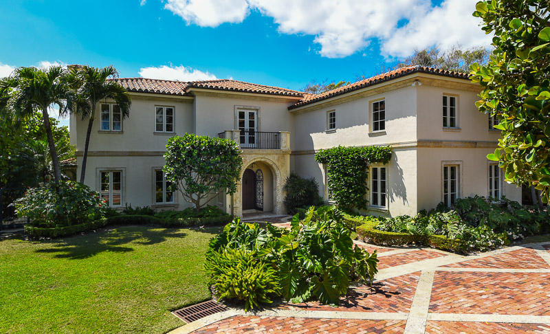 Beautiful Palm Beach house built in 2004 with impact windows and doors, gourmet kitchen with a breakfast room that overlooks the pool and gardens, the house is full of charm and character. There is a library, living room and siting room all with the finest finishes. The master bedroom has a sitting room with a large balcony and plenty of closet space.