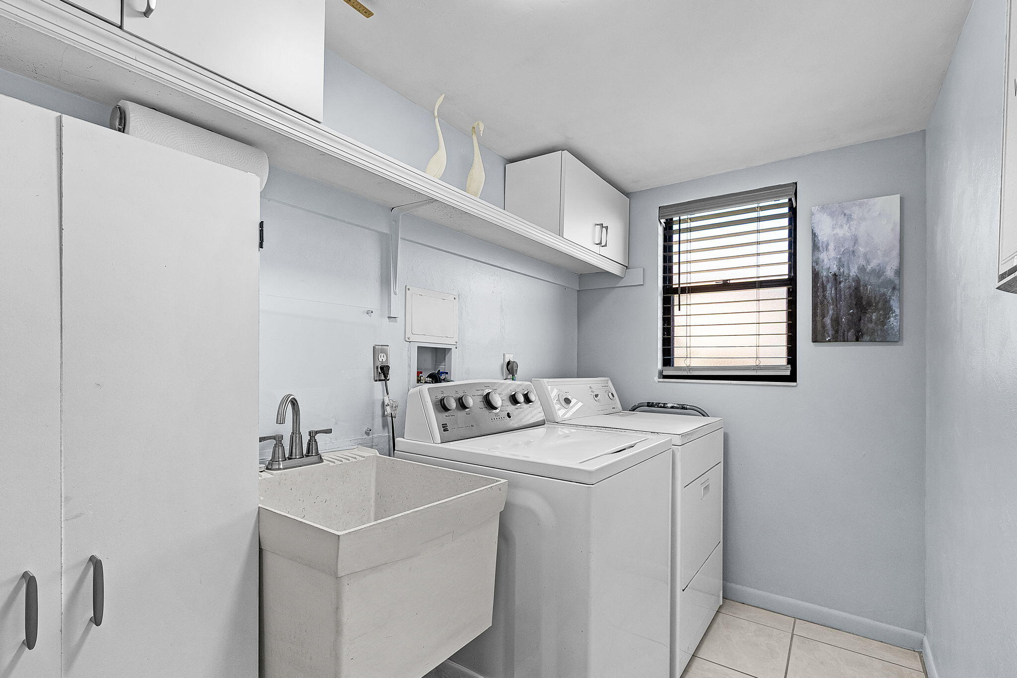 LOS CINCO THE FILE - Residential