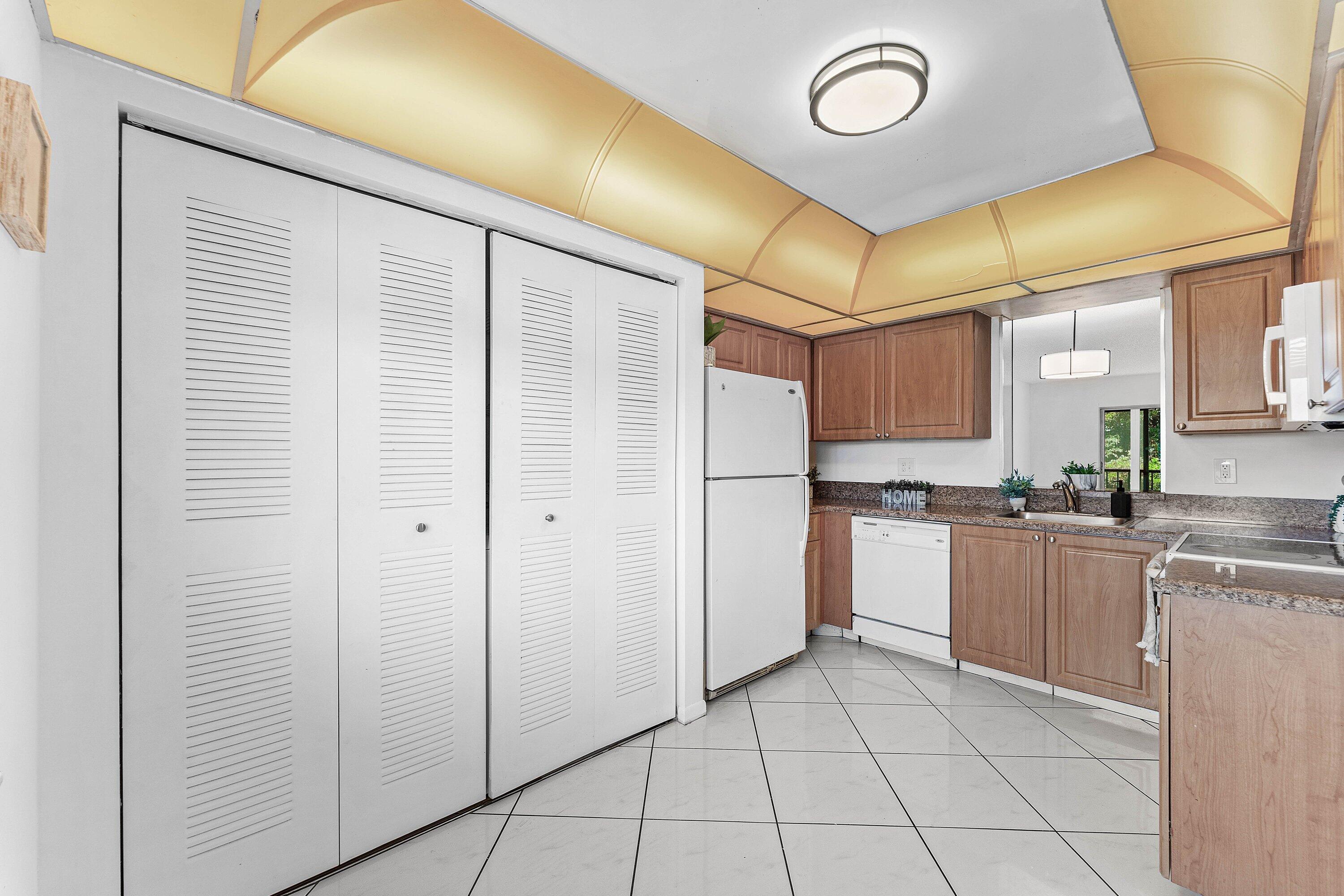 HUNTINGTON LAKES SEC FOUR CONDOS - Residential