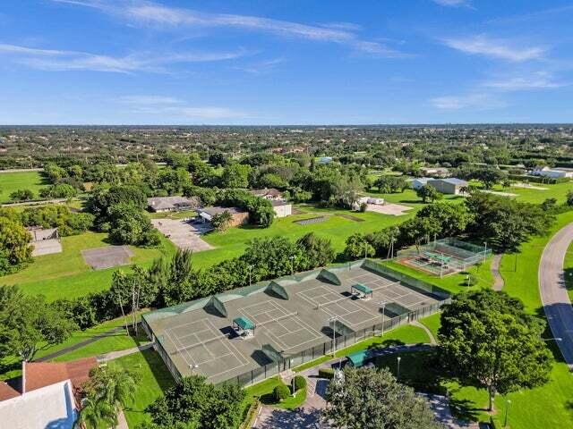 HUNTINGTON LAKES SEC FOUR CONDOS - Residential