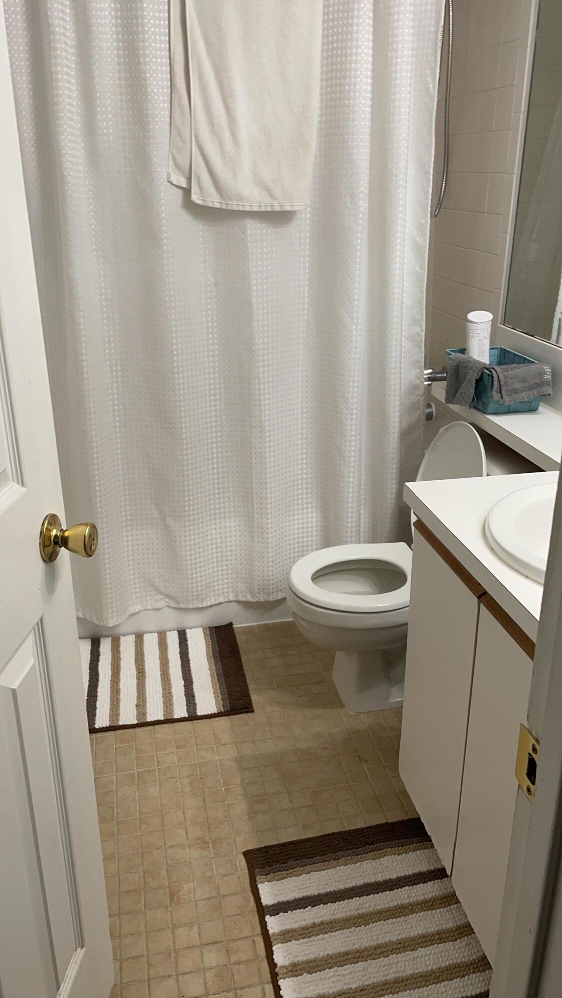 Charming 1-bedroom, 1-bath condo in the gated Antigua at Country Club community in Hialeah. Features an open two-story layout, updated kitchen, in-unit washer and dryer, and private balcony. Enjoy great amenities including a pool and tennis courts, all conveniently located near shopping, dining, and major highways. Perfect for first-time buyers or investors!