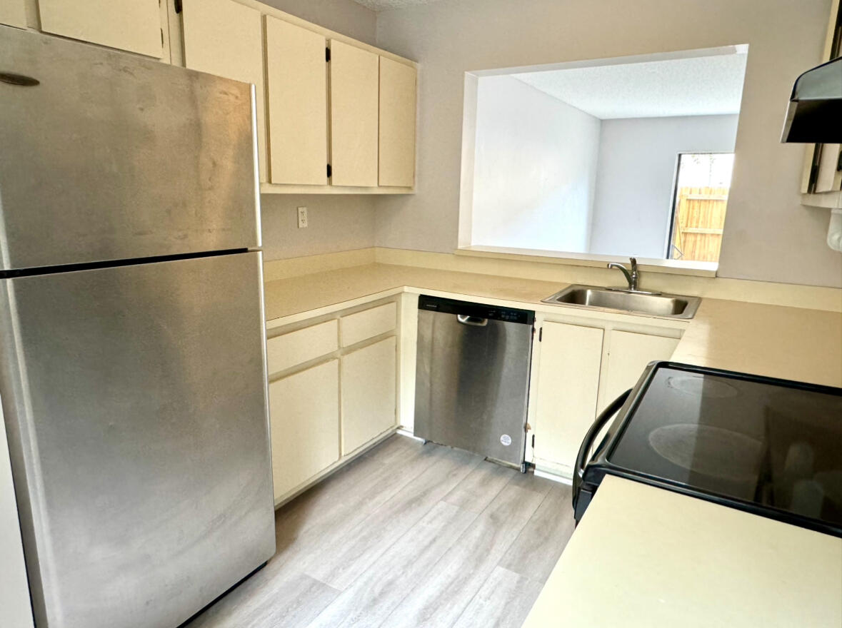PALMS OF PEMBROKE CONDO - Residential Lease