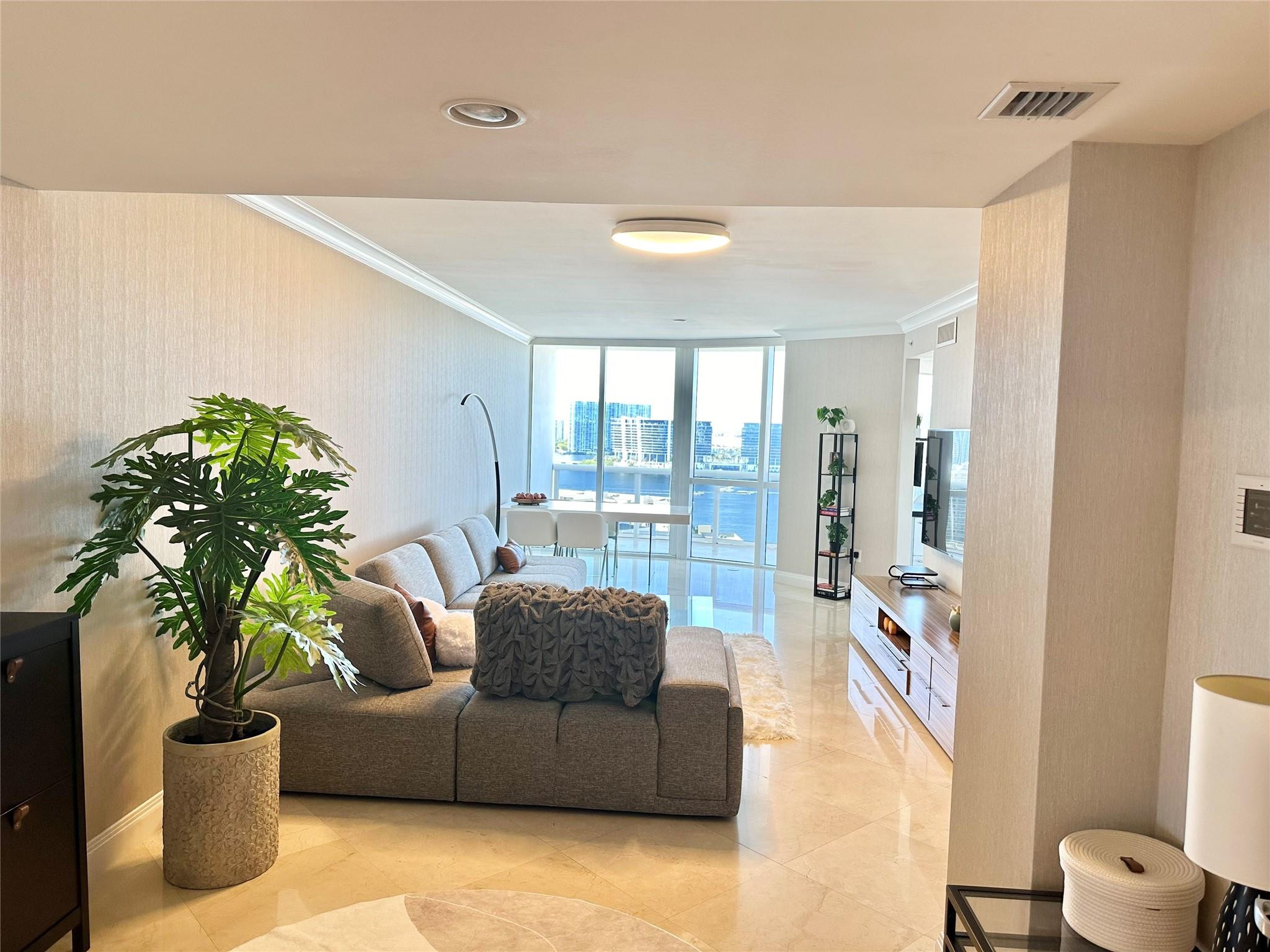 TRUMP ROYALE CONDO - Residential Lease
