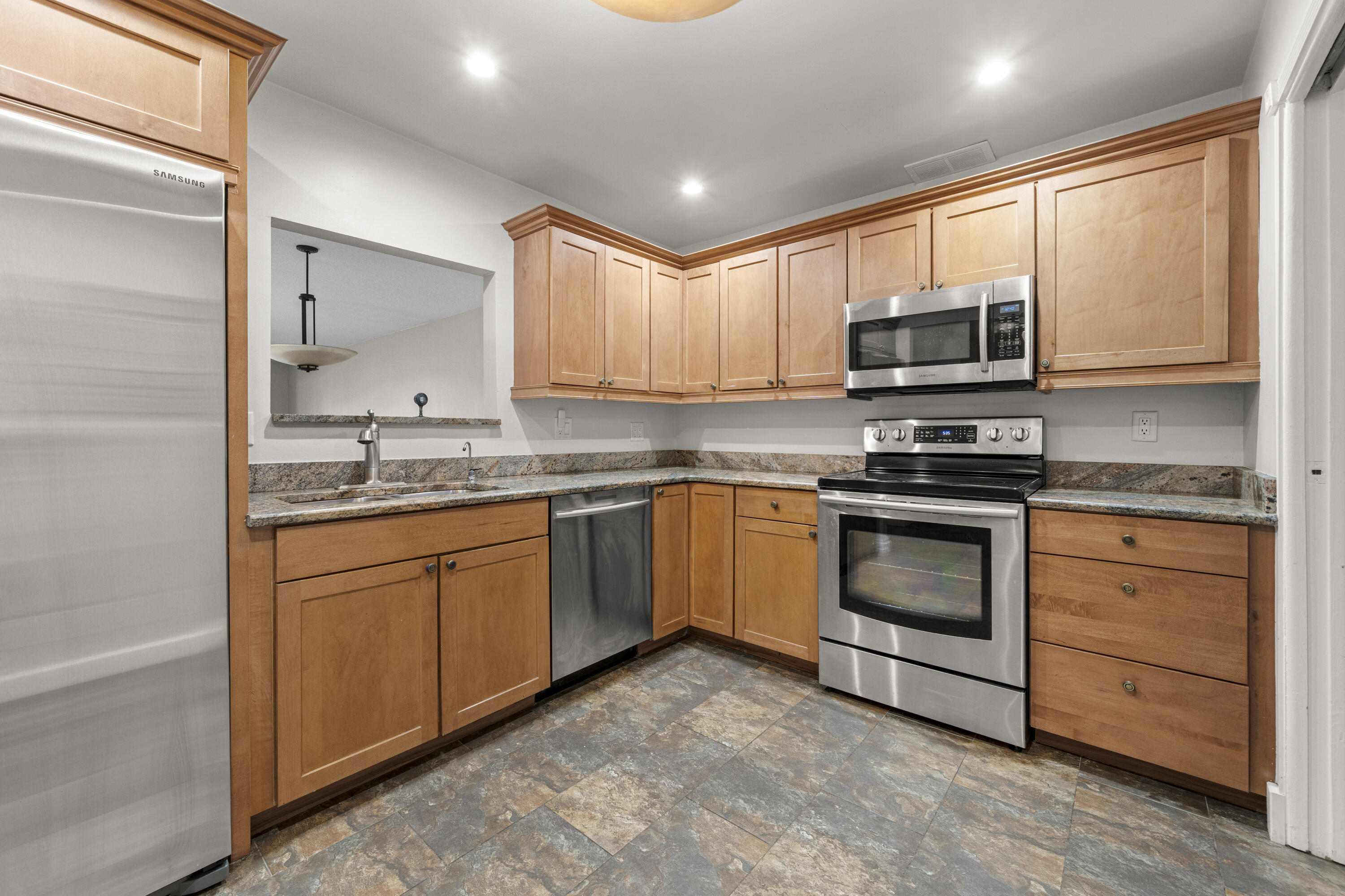 THE TOWNHOUSES OF EMERALD HILLS - Residential